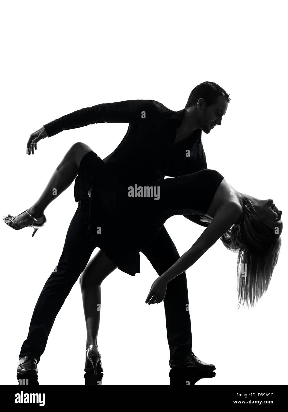 Una giovane donna uomo dancing ballerini di salsa rock in silhouette studio isolato su sfondo bianco Foto Stock