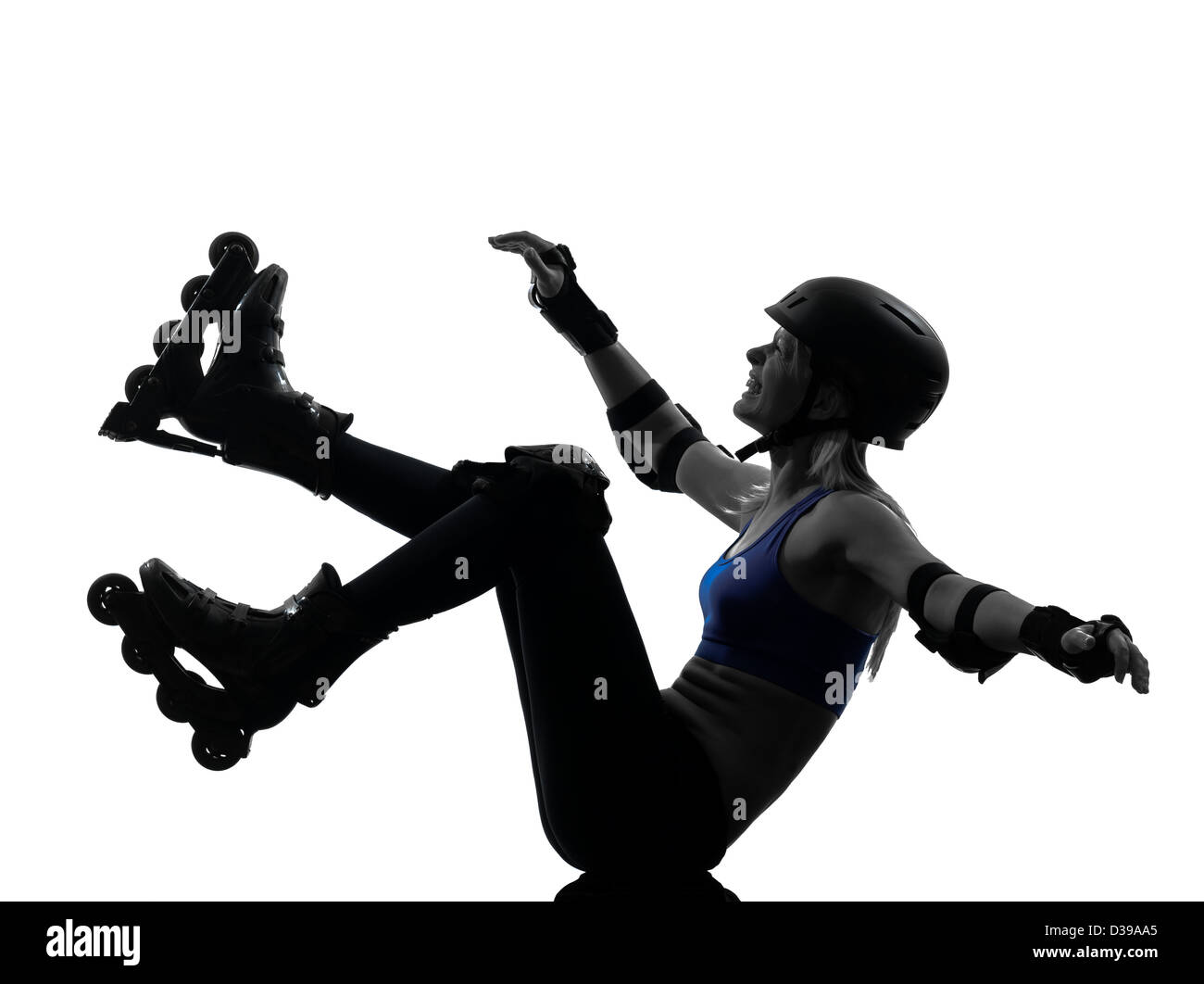Una donna in pattini a rotelle la caduta di silhouette studio isolato su sfondo bianco Foto Stock