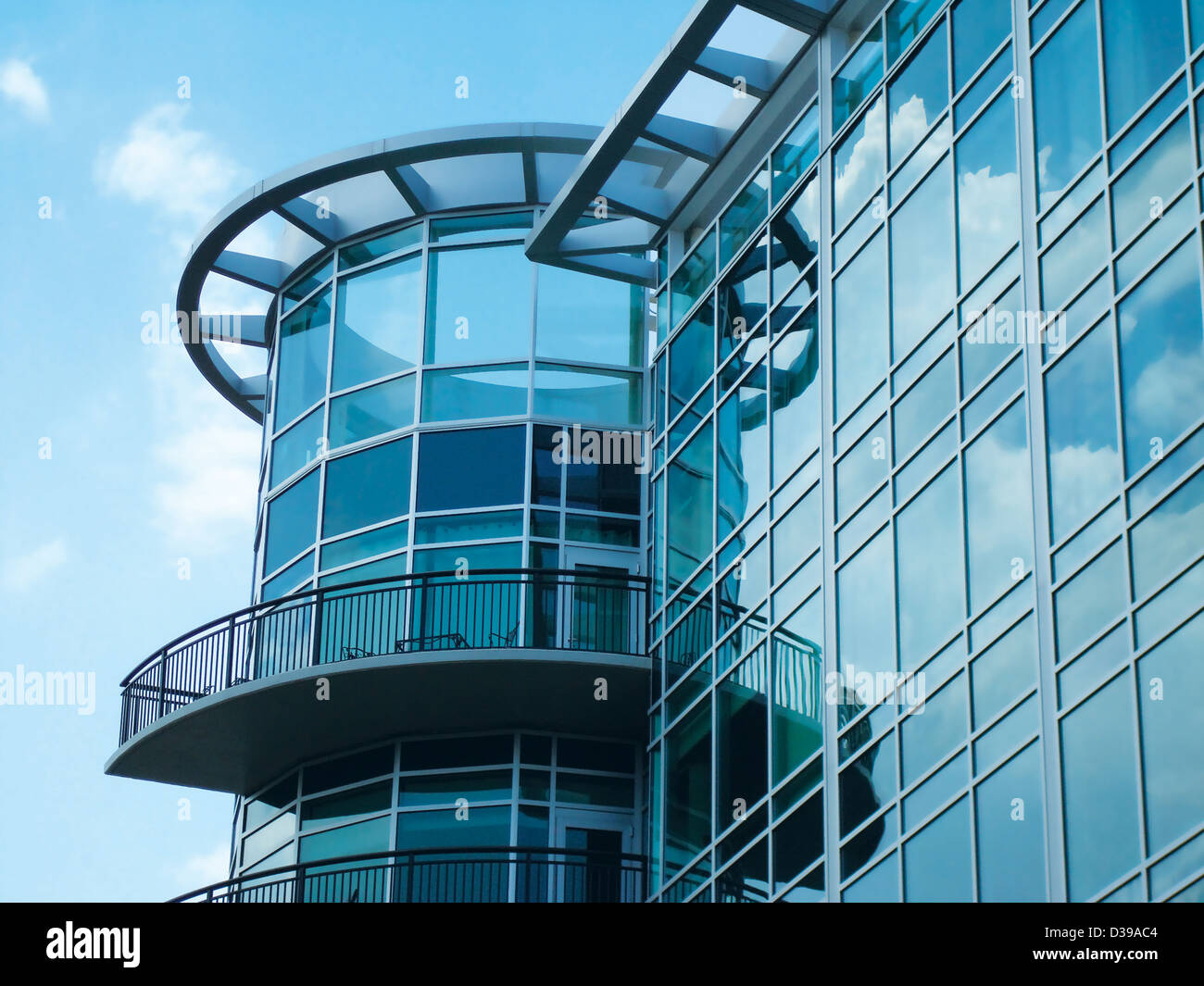 Edificio in vetro che riflette il cielo blu Foto Stock