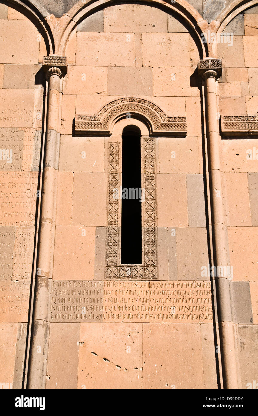Pietra esterna dettaglio contenenti script armena dal XI secolo cattedrale medievale città armena di Ani, nella Turchia orientale. Foto Stock