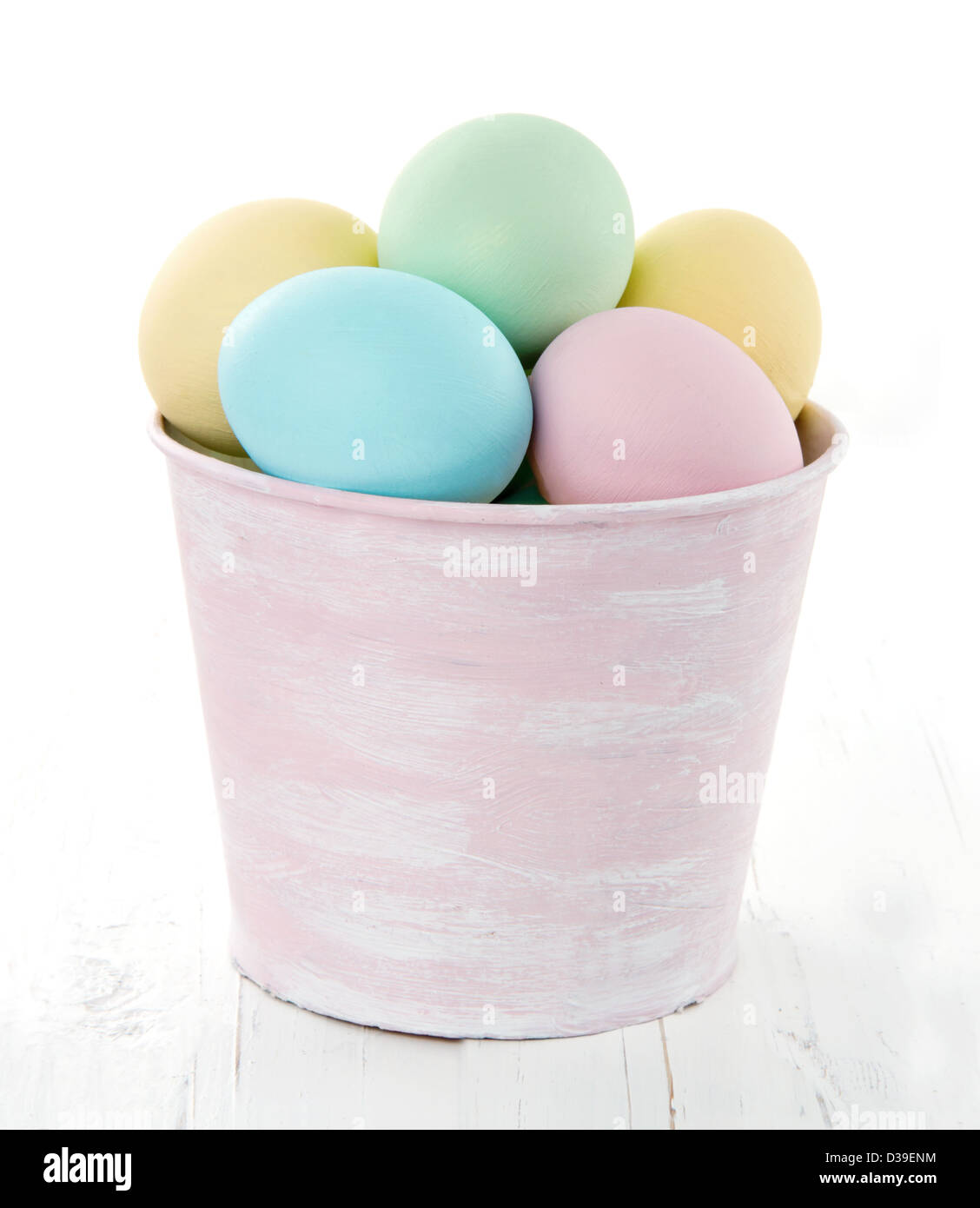 Uova di Pasqua in rosa benna decorativo bianco su sfondo di legno Foto Stock