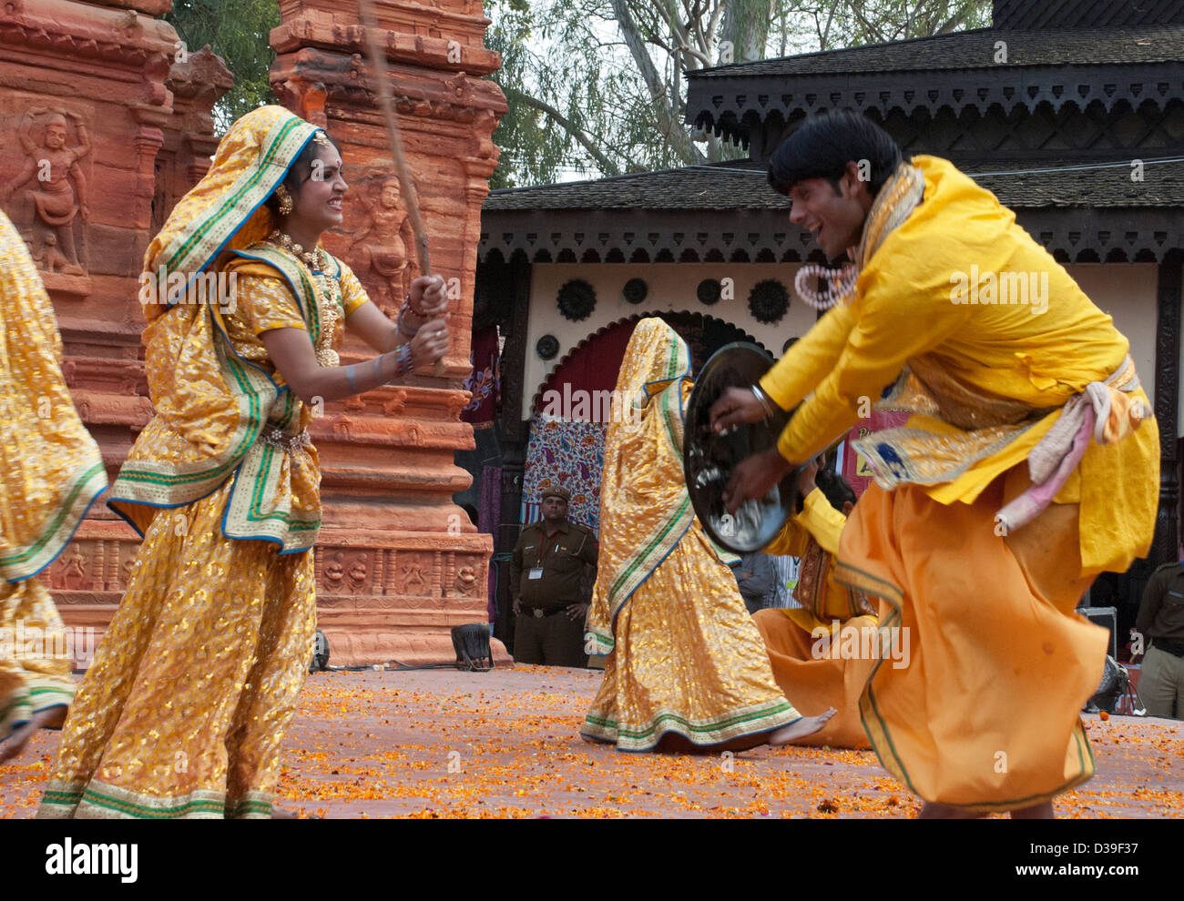 Holi ballerini folk giocando "Lathmar Holi' di Barsana. Foto Stock