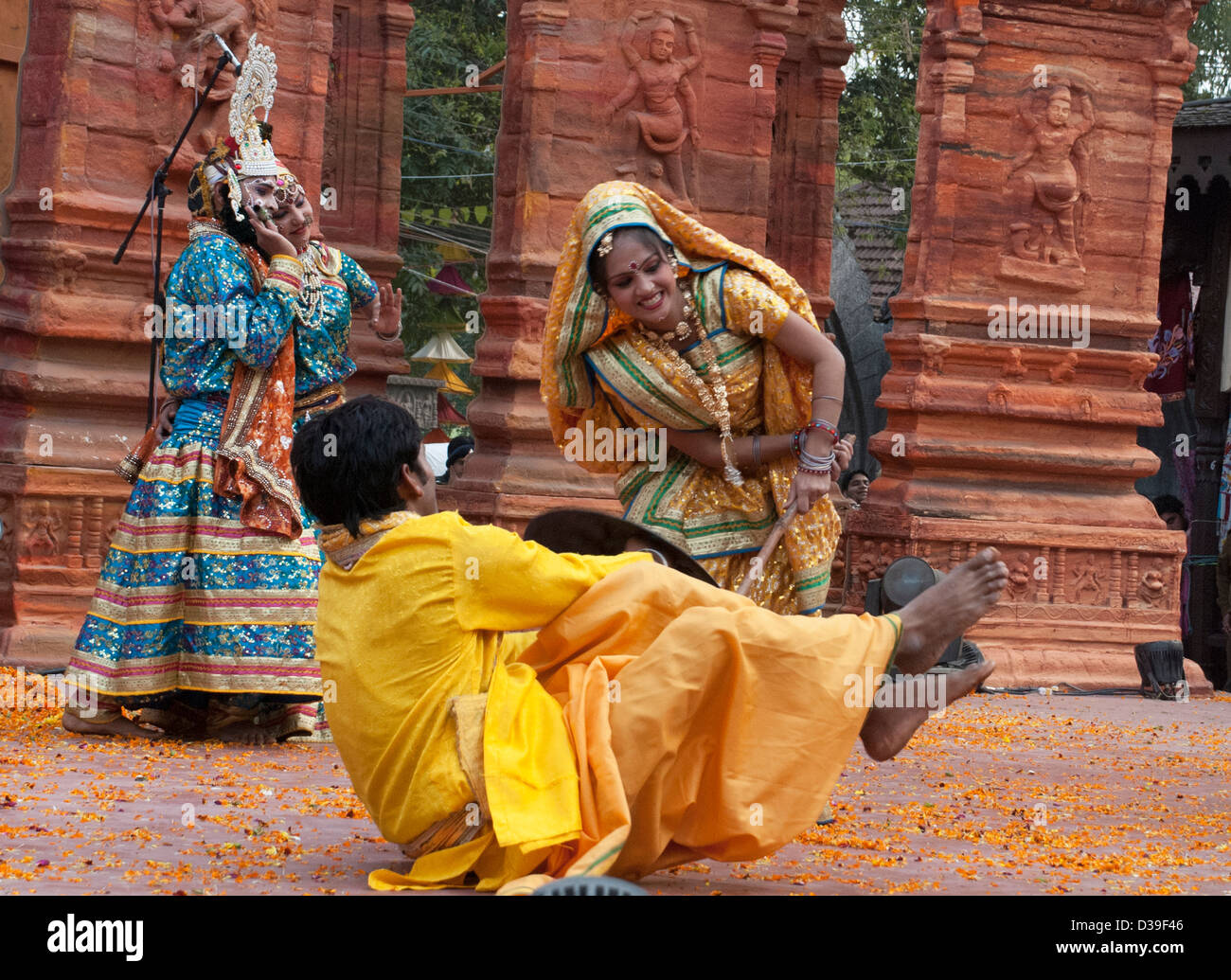 Holi ballerini folk da Barsana (U.P.) giocando "Lathmar Holi'. Foto Stock