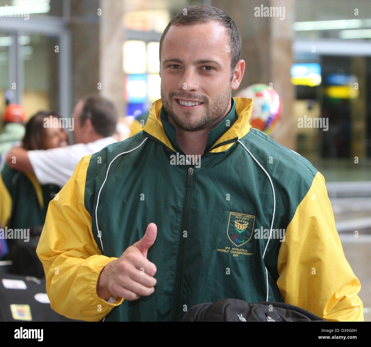 File: pics di Johannesburg, Sud Africa: South African atleta Oscar Pistorius arriva con la SA team paralimpico da IPC Atletica Campionati del Mondo tenutosi in Nuova Zelanda presso l'Aeroporto Internazionale OR Tambo di Johannesburg, Sud Africa il 31 gennaio 2011. Sud Africa terminato al settimo posto in questo anno di IPC Campionati del mondo. (Foto di Gallo Immagini/tempi/Sydney Seshibedi/Alamy Live News) Foto Stock