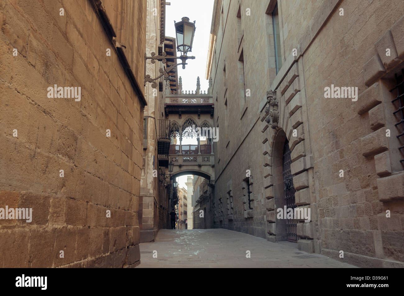 Famoso Quartiere Gotico di Barcellona con strette strade medievali; concentrarsi sulla parete in primo piano Foto Stock