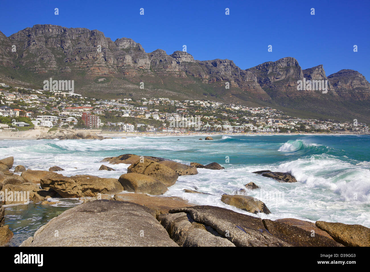 La spiaggia di Camps Bay a Cape Town, Sud Africa, con i Dodici Apostoli in background. Foto Stock