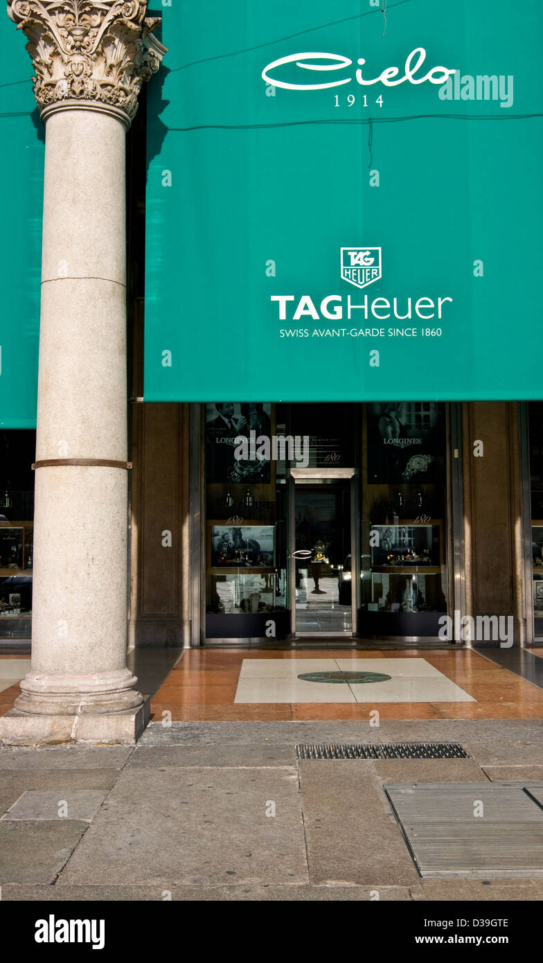 Designer luxury watch brand Tag Heuer boutique Piazza Del Duomo milano lombardia italia Europa Foto Stock