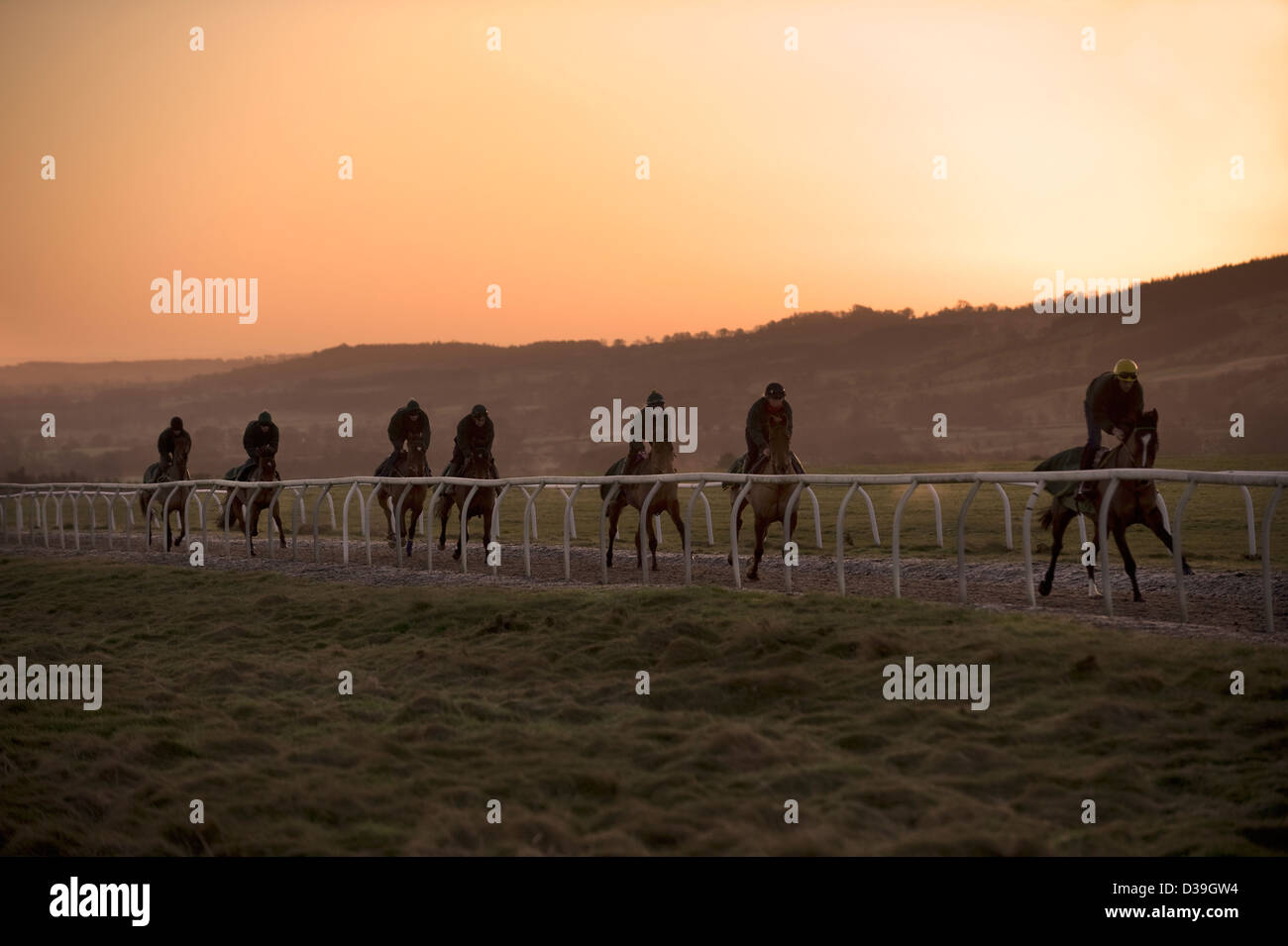Phil Kirby corsa di cavalli trainer, mattina ride out. Foto Stock