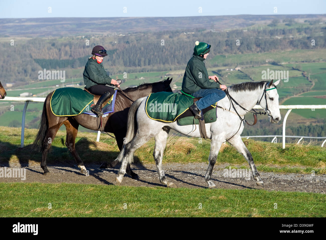 Phil Kirby corsa di cavalli trainer, mattina ride out. Foto Stock
