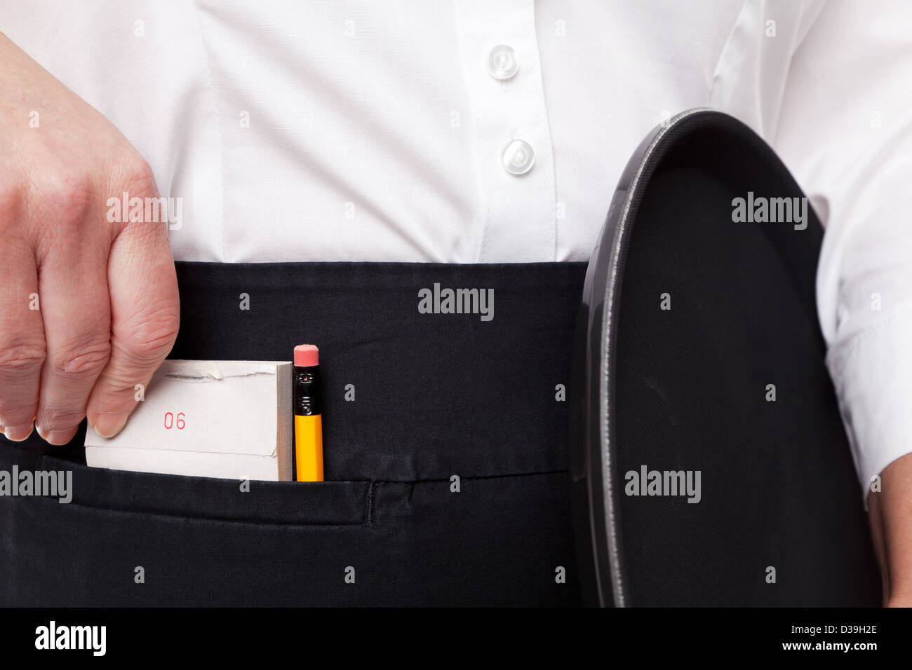 In prossimità di una cameriera prendendo il suo ordine pad del suo grembiule tasca mentre stringe una bacinella nell'altra. Foto Stock