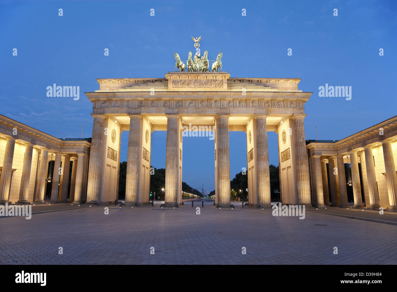 La porta di Brandeburgo a Berlino la notte, Germania Foto Stock