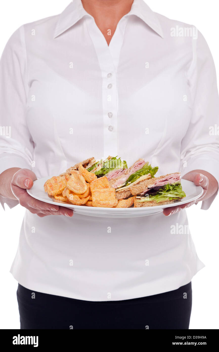 La cameriera che vi servono da una piastra di sandwiches e spuntini, sfondo bianco. Foto Stock
