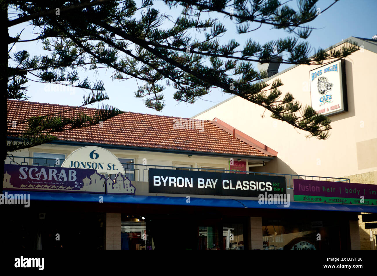 Byron Bay main street, Nuovo Galles del Sud Australia. Un paradiso per i giovani backpackers, viaggiatori e surfisti. Byron Bay classici Scarabeo e negozi. Foto Stock