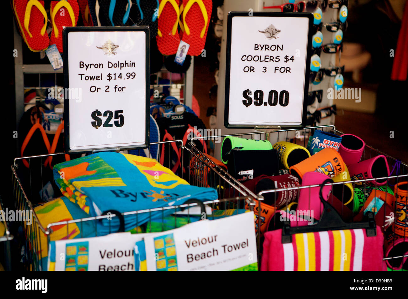 Byron Bay asciugamani di marca e birra refrigeratori in vendita al di fuori di un negozio in Byron Bay Foto Stock