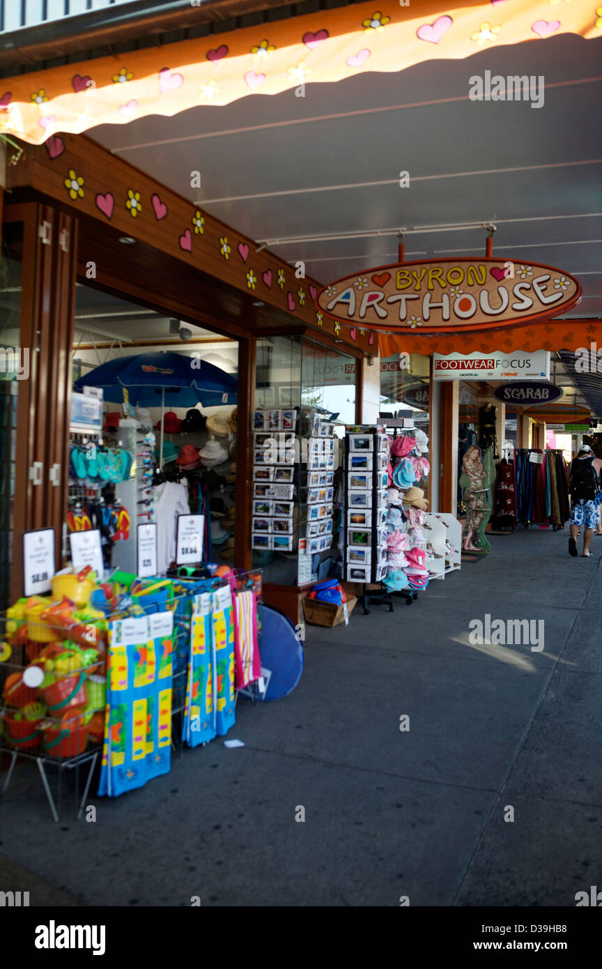 Byron Bay main street, Nuovo Galles del Sud Australia. Un paradiso per i giovani backpackers, viaggiatori e surfisti Foto Stock