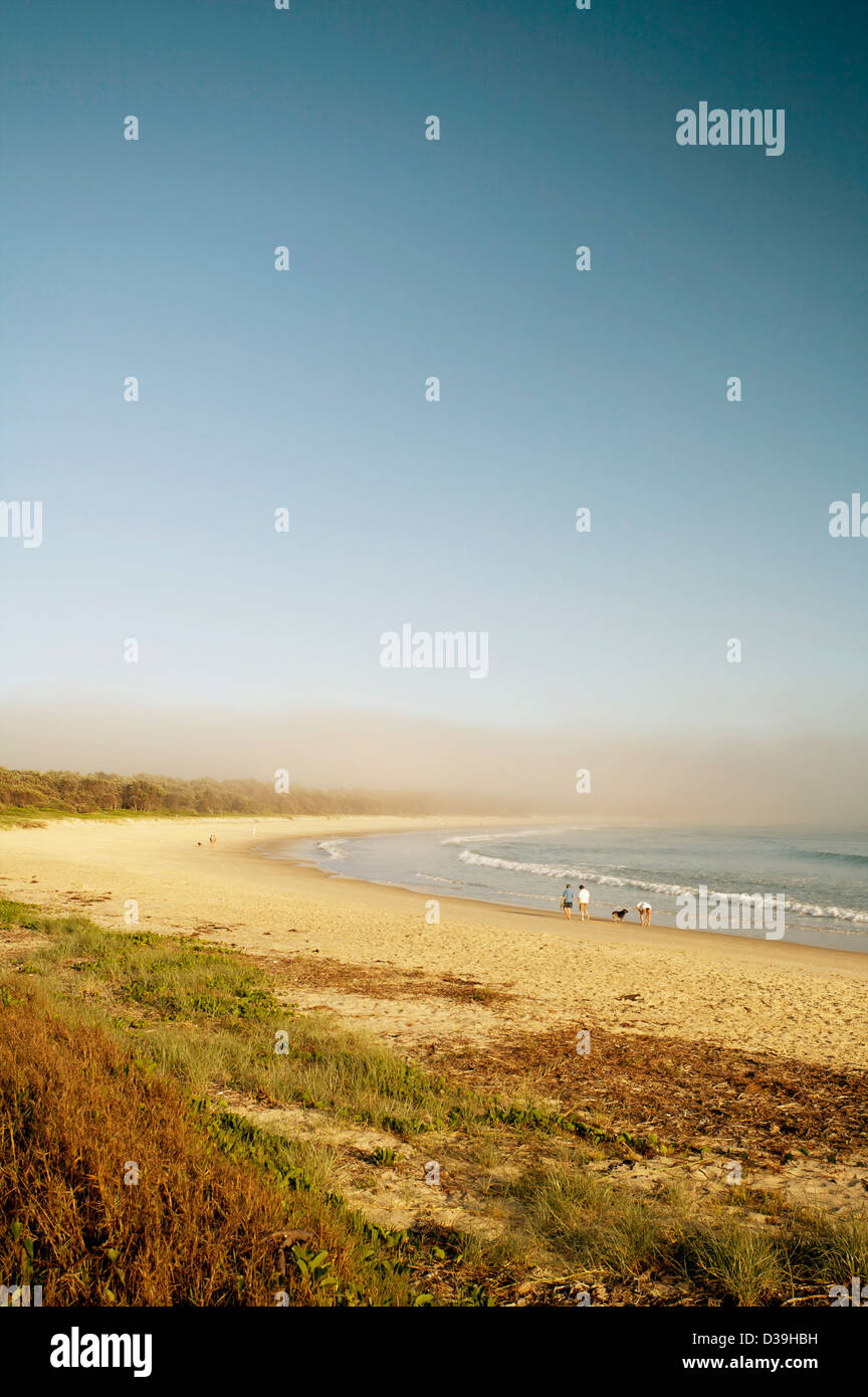 Spiaggia deserta sulla costa est dell'Australia nei pressi di Byron Bay come il sole comincia a set. Foto Stock