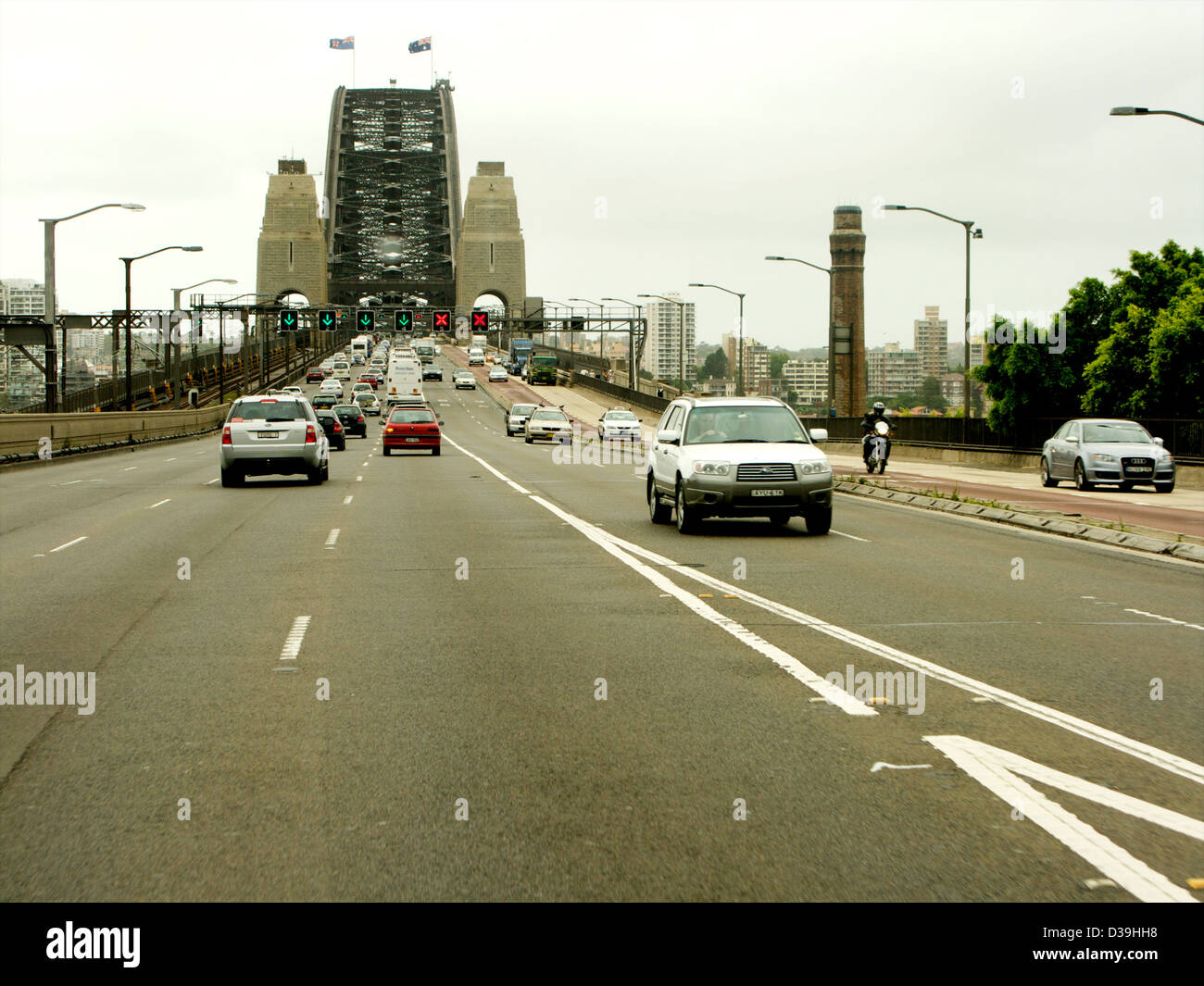 La trafficata strada di avvicinamento a Sydney il famoso Harbour Bridge con le automobili e traffico Foto Stock