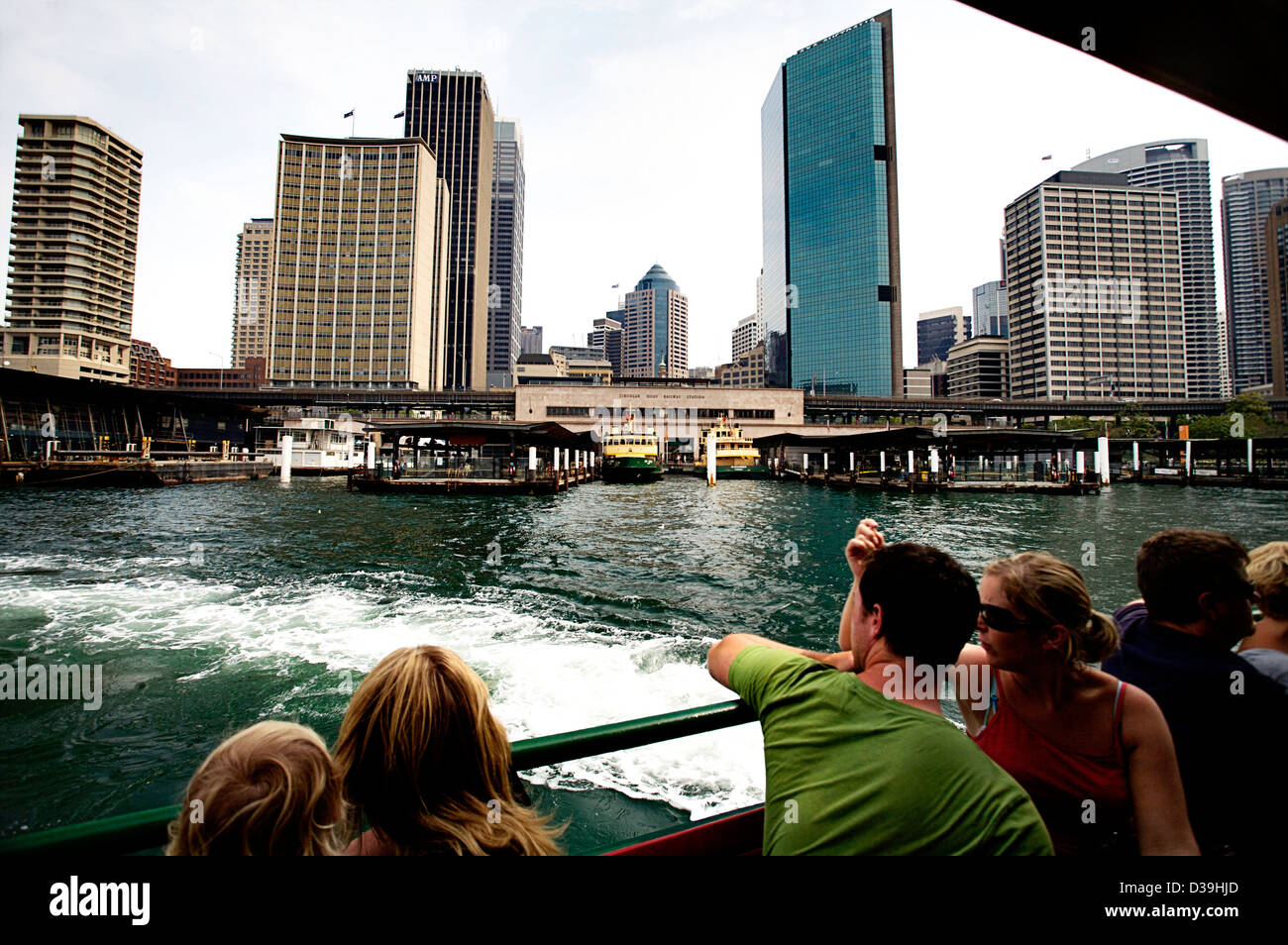 Persone che guardano la skyline di Sydney come il Ferry di Sydney tira fuori di Circular Quay, Sydney Australia Foto Stock