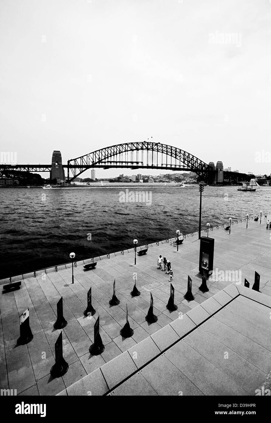 Viste del Sydney Harbour Bridge spanning il Sydney Harbour collegando il Sydney central business district (CBD) e la North Shore. Foto Stock