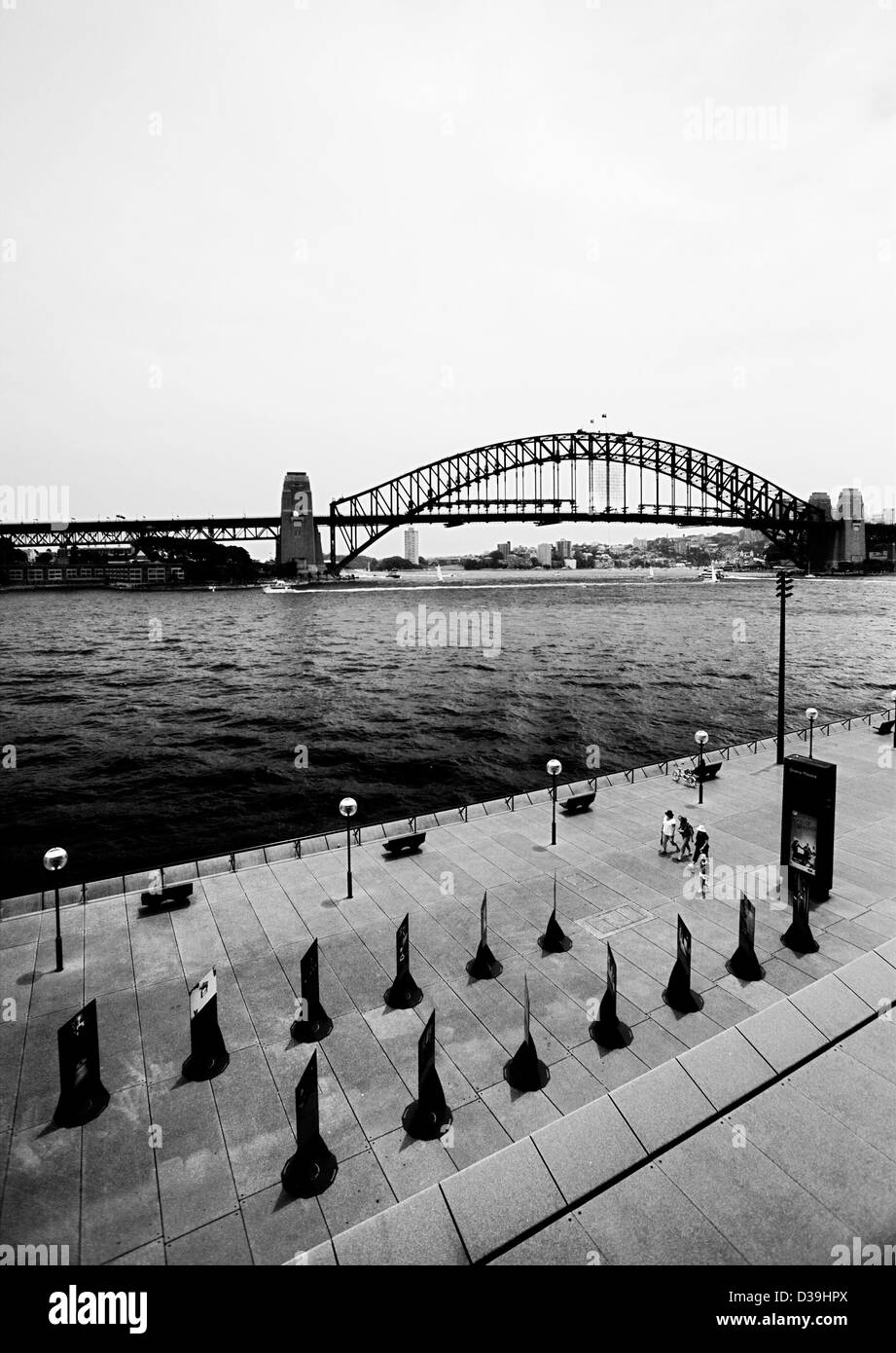 Viste del Sydney Harbour Bridge spanning il Sydney Harbour collegando il Sydney central business district (CBD) e la North Shore. Foto Stock