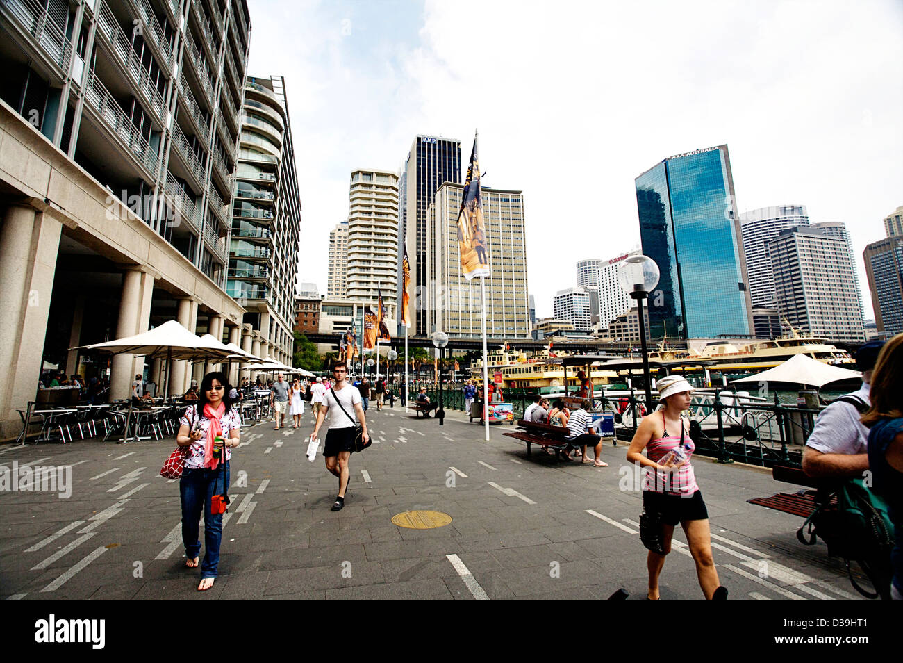 La gente camminare/correre intorno Circular Quay, Sydney, Australia Foto Stock
