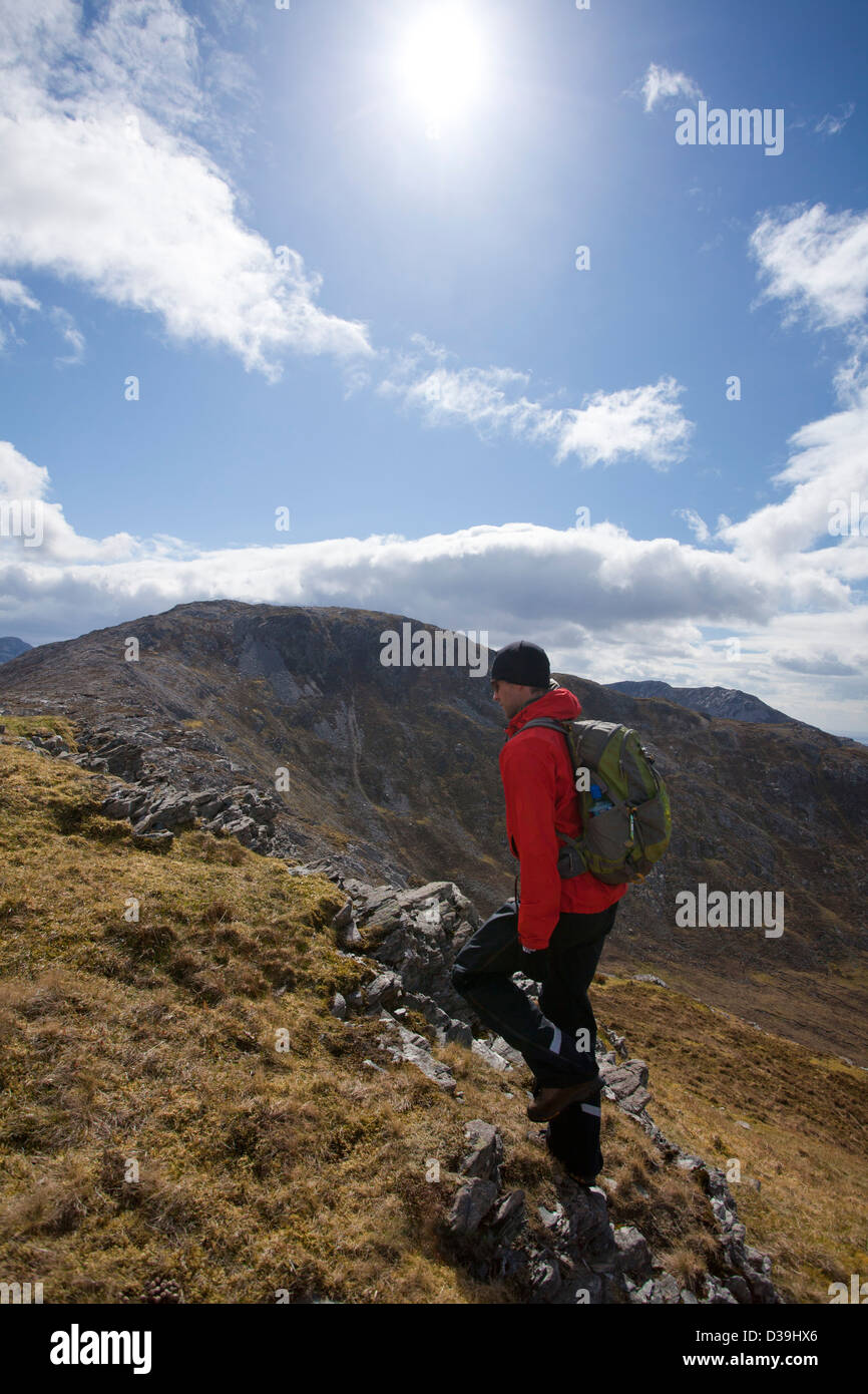 Walker vicino al vertice di Benbaun, Twelve Bens montagne, Connemara, nella contea di Galway, Irlanda. Foto Stock