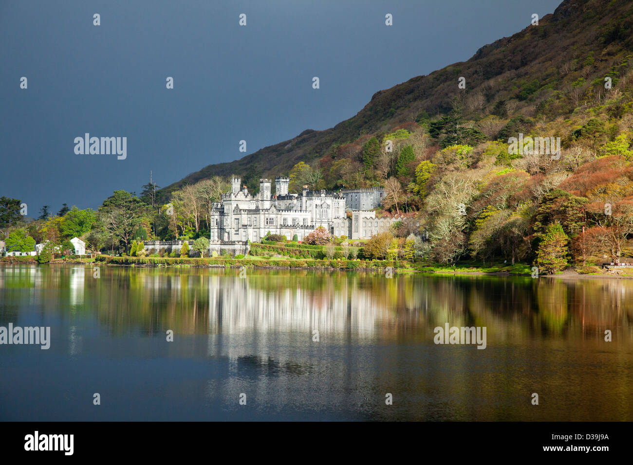 In autunno la riflessione di Kylemore Abbey in Kylemore Lough, Connemara, nella contea di Galway, Irlanda. Foto Stock