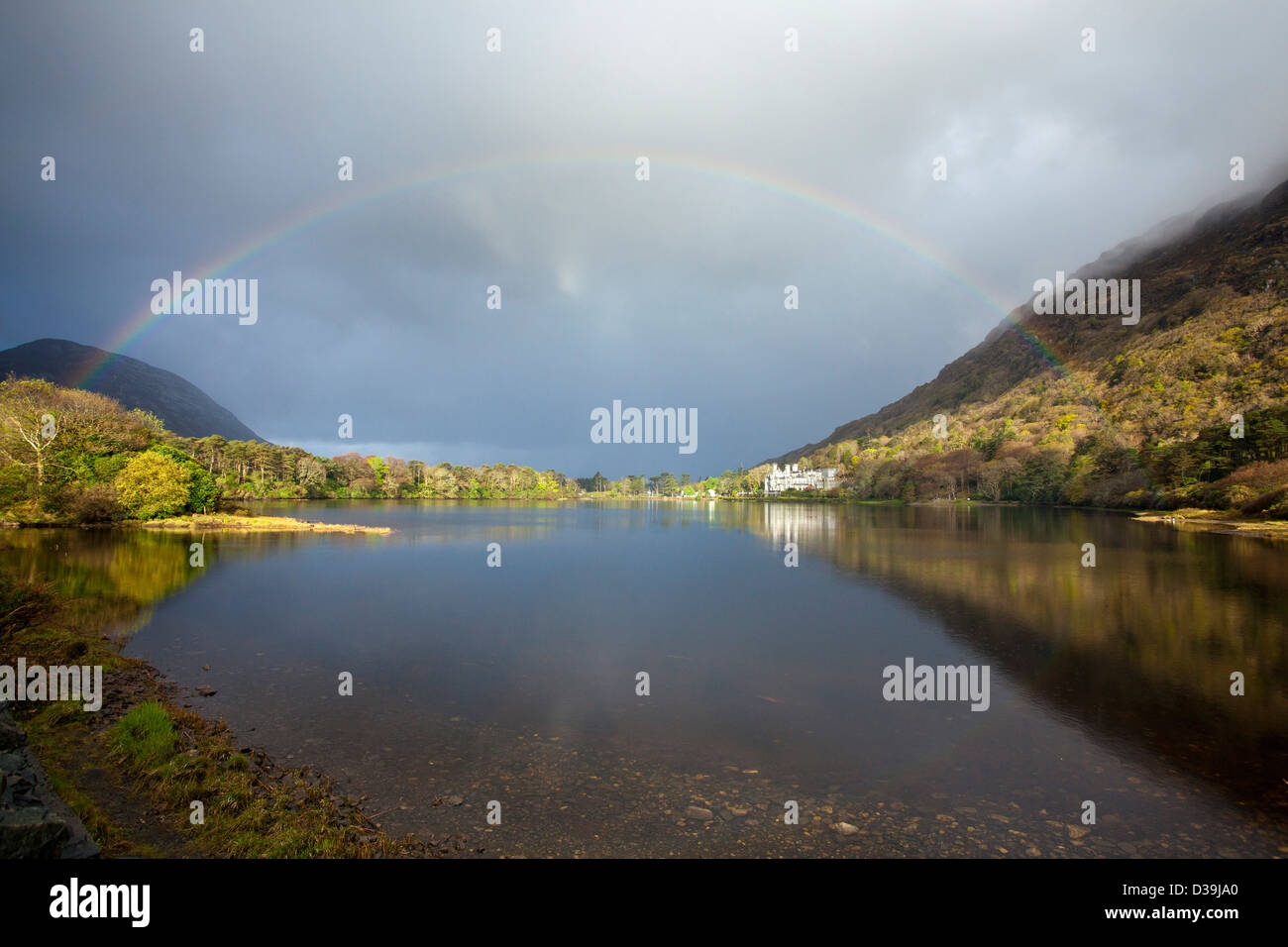 Rainbow su Kylemore Lough e Kylemore Abbey Connemara, nella contea di Galway, Irlanda. Foto Stock