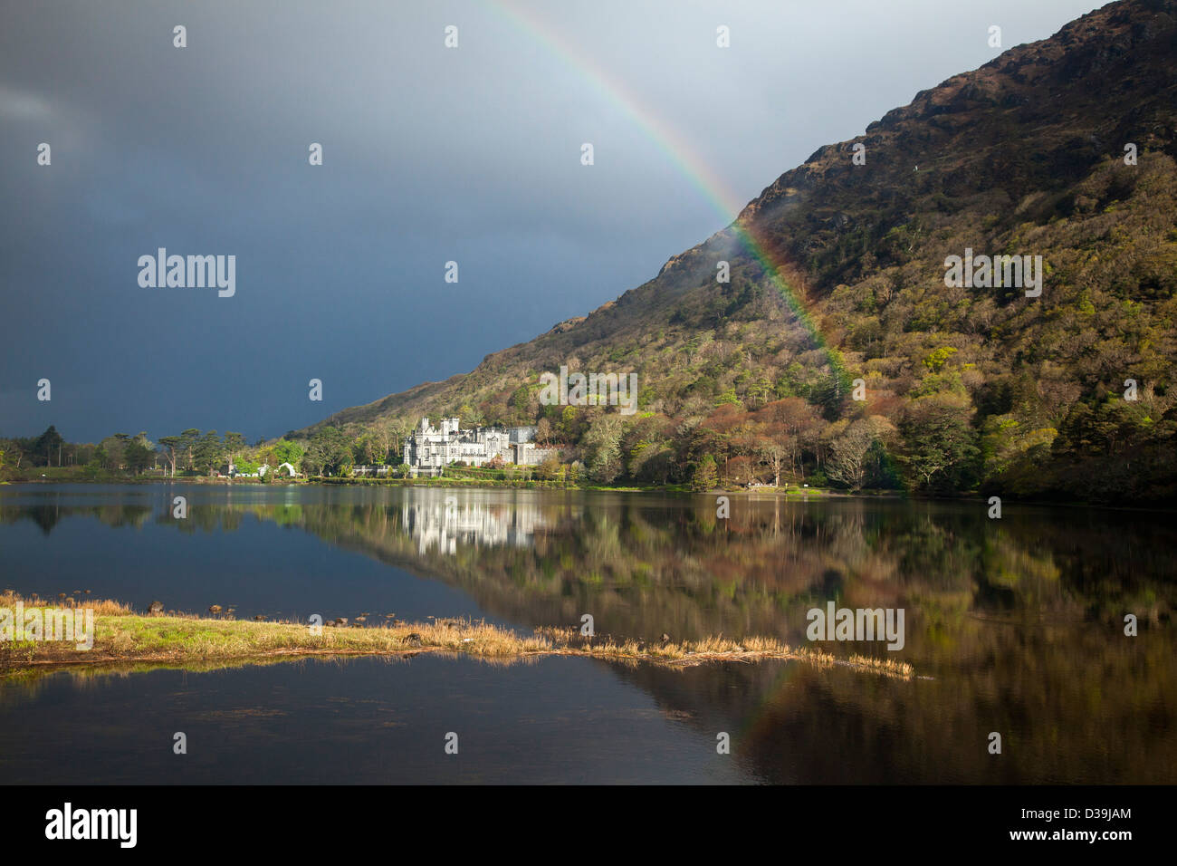 Rainbow su Kylemore Abbey Connemara, nella contea di Galway, Irlanda. Foto Stock