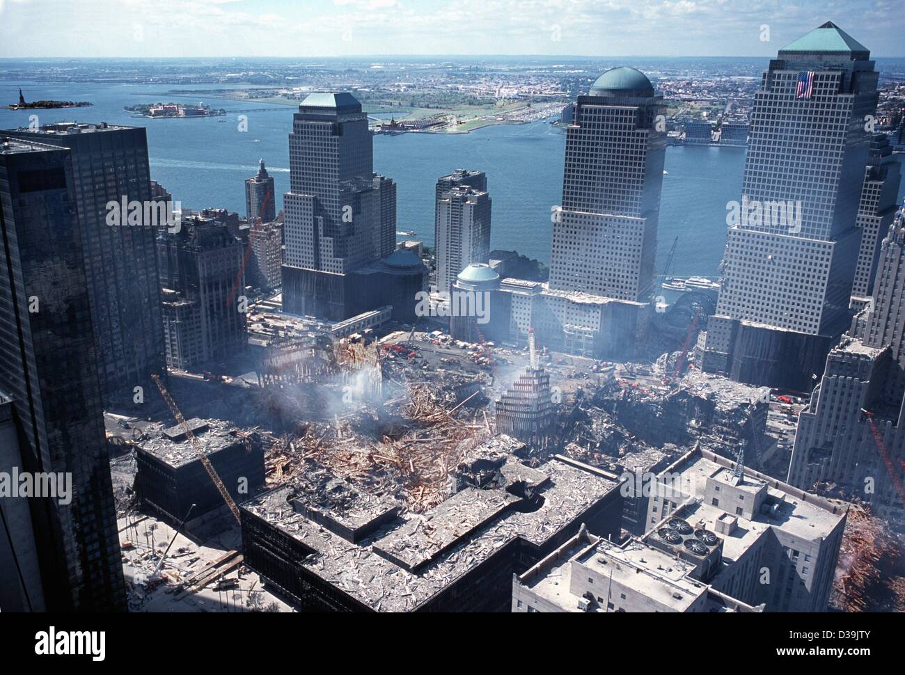 (Dpa) - Fumo ist ancora in crescita dal punto zero al suolo più di due settimane dopo il World Trade Center a una catastrofe in New York, 26.9.2001. Le torri gemelle del World Trade Center era crollato dopo gli attentati suicidi dei terroristi islamici con piani highjacked, seppellendo migliaia di vittime tra le rovine. Foto Stock