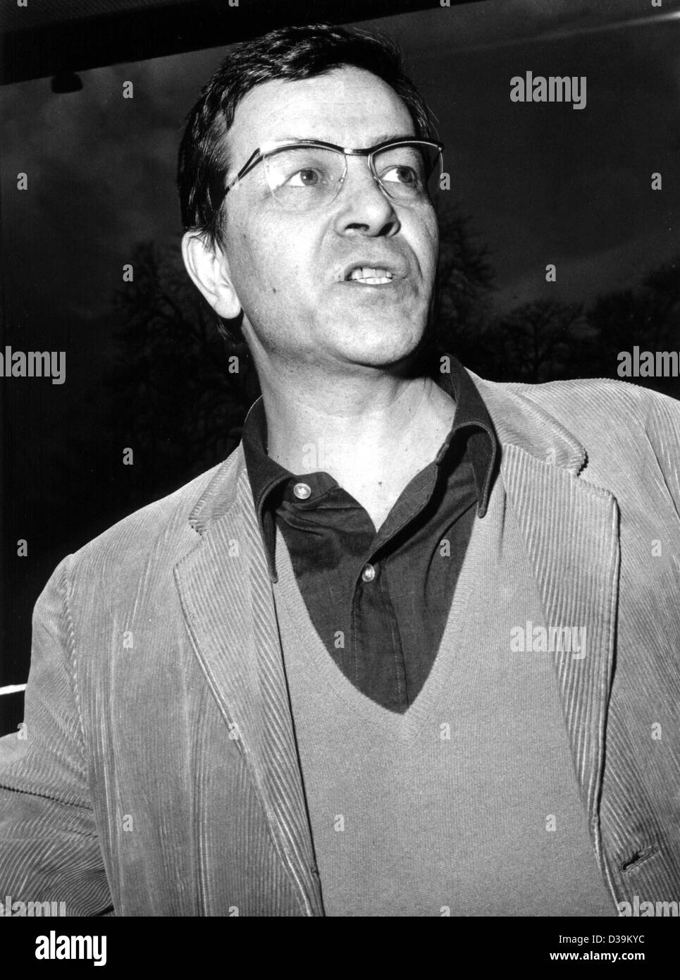 (Dpa) - Peter Weiss, autore tedesco, pittore e regista, nel 60s. Il suo gioco teatrale "die Ermittlung' (l'inchiesta), che trattano con la prova di Ausschwitz a Francoforte, è stato presentato il 19 ottobre 1965 in vari teatri in Occidente come pure nella Germania orientale. L'autore, portante il pseudony Foto Stock