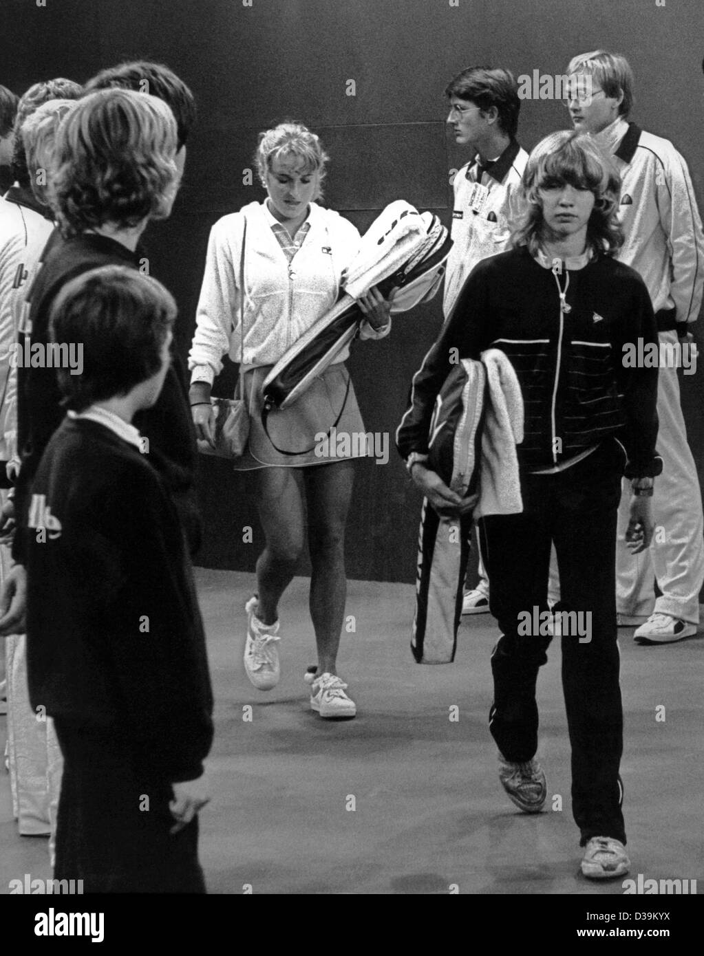 (Dpa) - 13-anno-vecchio Steffi Graf arriva sicuro di sé a una partita a tennis contro American Tracy Austin a Filderstadt vicino a Stoccarda, Germania, 18 ottobre 1982. Alcuni anni più tardi l'adolescente stella del tennis è diventato il mondo il numero 1 femmina giocatore di tennis. Foto Stock
