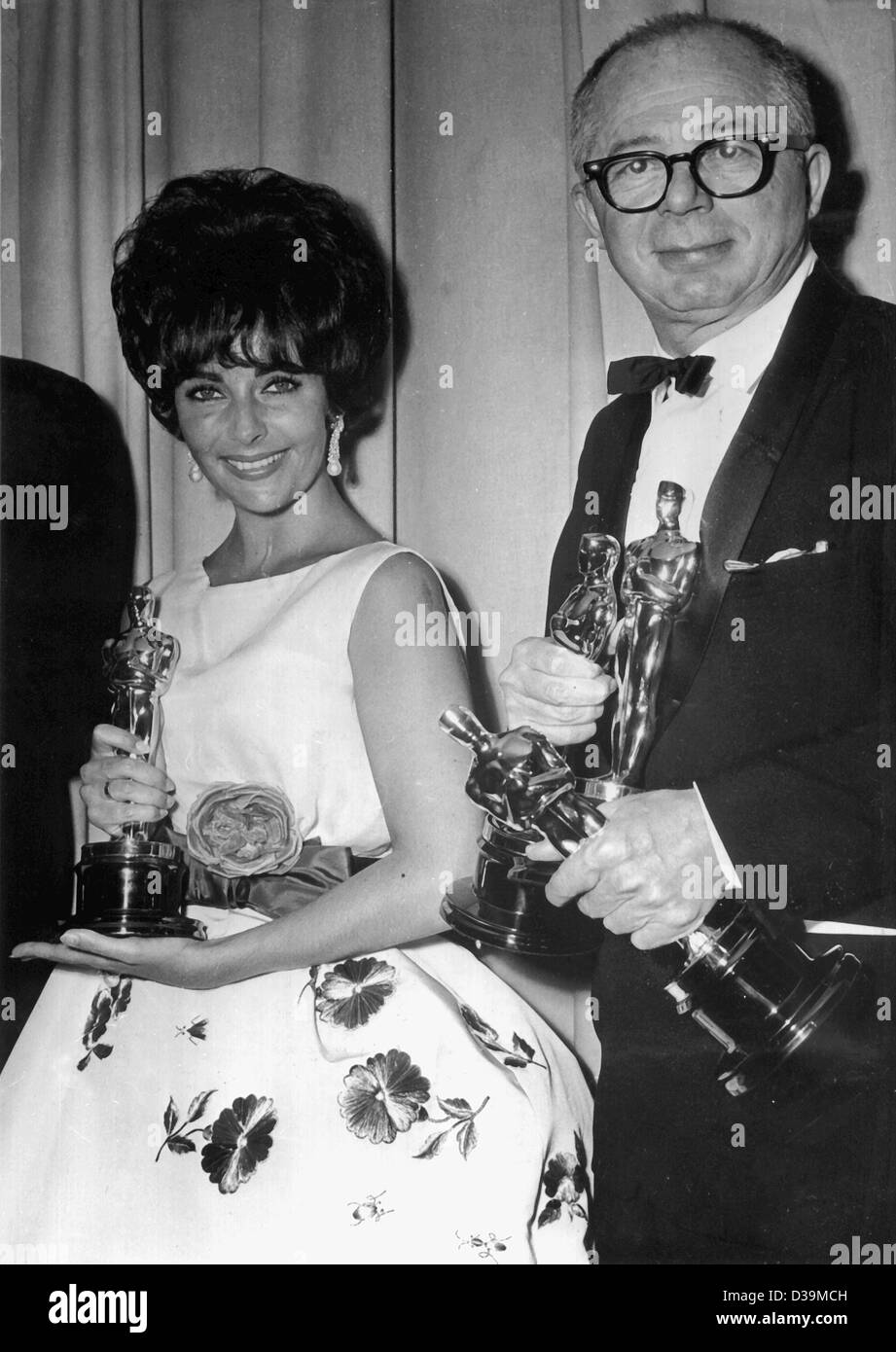 (Dpa) - regista Billy Wilder al 1961 Premio Oscar mostrano con Elizabeth Taylor a Hollywood. Billy Wilder morì il 28 marzo 2002 all'età di 95 nella sua casa di Beverly Hills. Dopo aver iniziato la sua carriera a Berlino ha emigrato negli Stati Uniti nel 1933 e poi scese nella storia del cinema con film Foto Stock