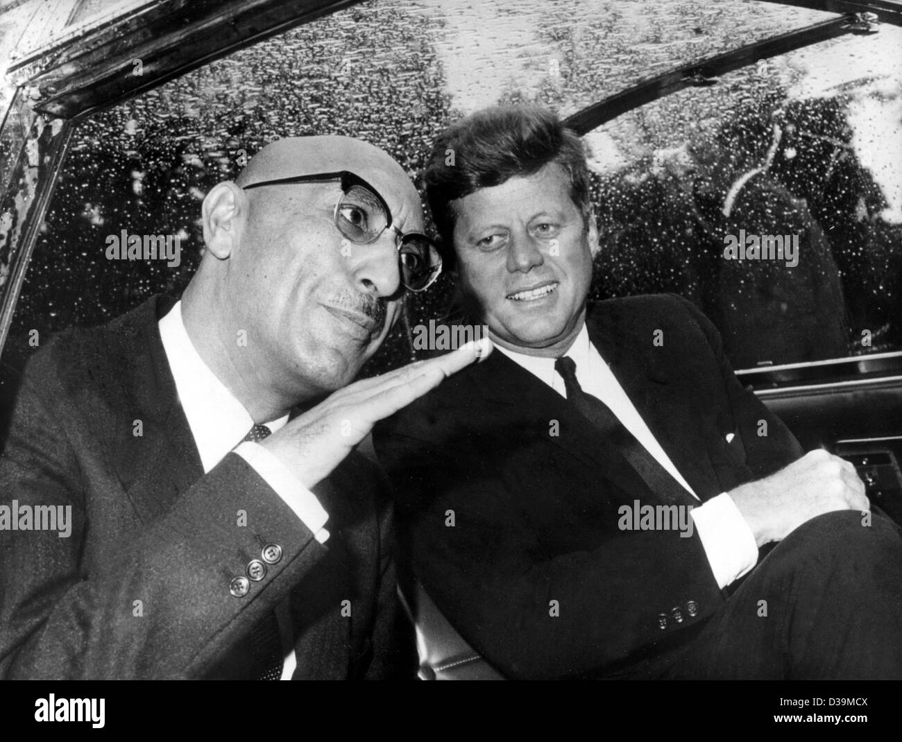 (Dpa file) - US-Presidente John F. Kennedy (R) con il suo ospite, Re Mohammed Zahir Shah (L) in una limousine dopo lo Scià dell'arrivo a Washington D.C. il 6 settembre 1963. Zahir Shah divenne re dell'Afghanistan all'età di 19 anni dopo la morte di suo padre in un assassinio nel 1933. Il 17 luglio 1973 Re Foto Stock