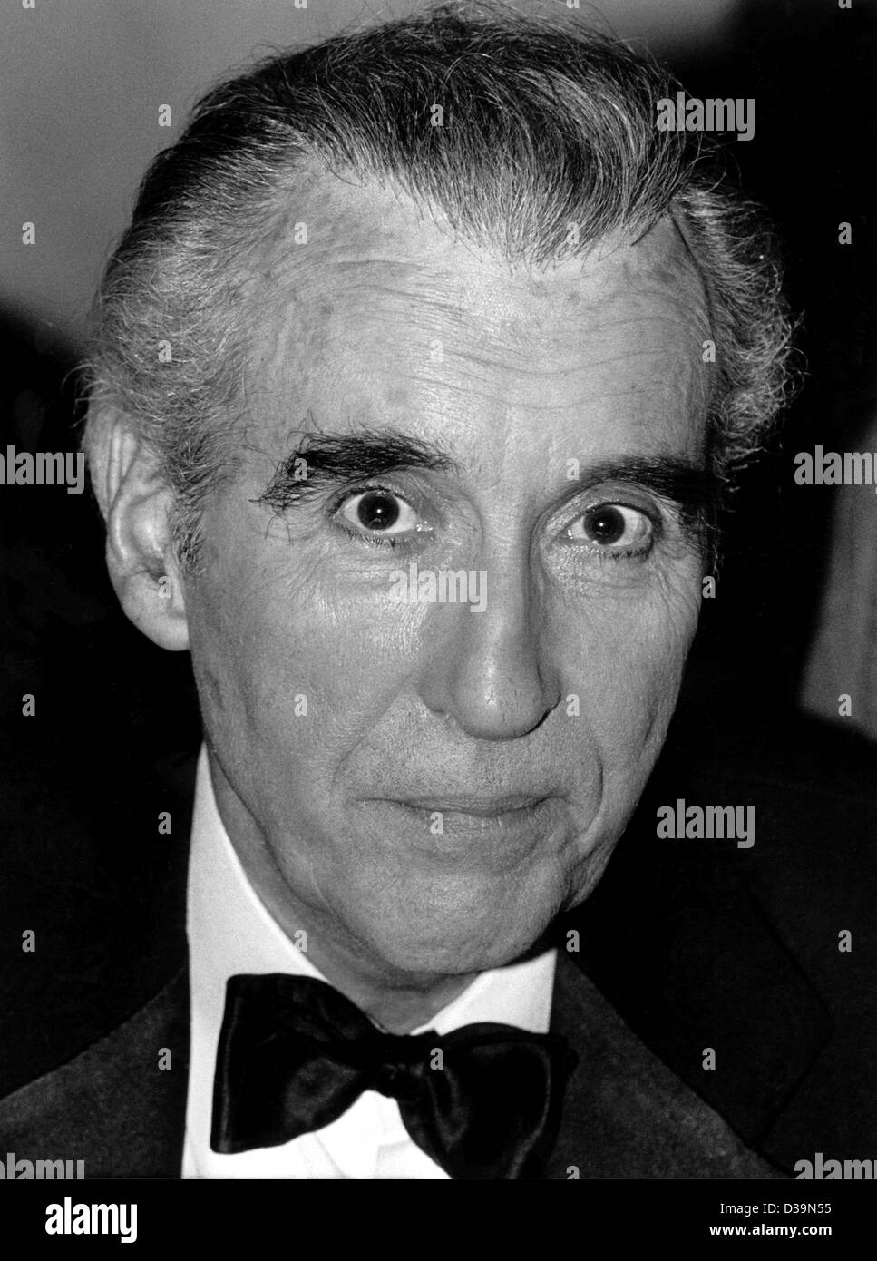 (Dpa) - Il leggendario attore britannico Christopher Lee (filer di 1987) celebra il suo ottantesimo compleanno il 27 maggio 2002. Il mondo-famoso star è nato a Londra nel 1922 e apparve per la prima volta sullo schermo nel 1947. Egli detiene il record del mondo con quasi 300 crediti dello schermo, spesso la riproduzione di un villain o mostro. Il suo ap Foto Stock