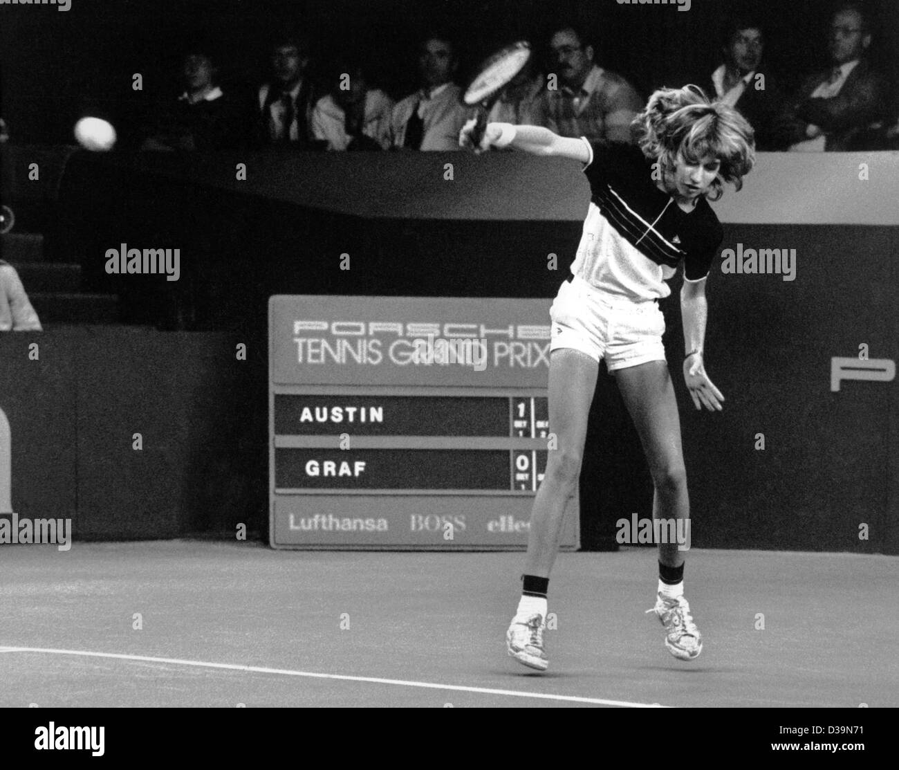(Dpa) - 13-anno-vecchio Steffi Graf in azione durante una partita a tennis contro American Tracy Austin a Filderstadt vicino a Stoccarda, Germania, 18 ottobre 1982. Alcuni anni più tardi l'adolescente stella del tennis è diventato il mondo il numero 1 femmina giocatore di tennis. Foto Stock