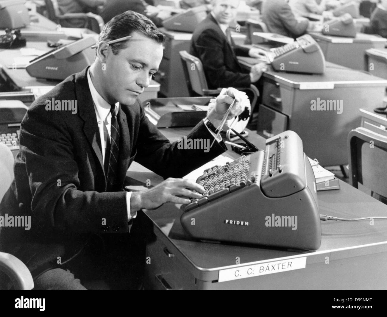 (Dpa) - C. C. Baxter (Jack Lemmon) sta lavorando a un tipo scrittore di Billy Wilder commedia "L'appartamento' (1960). Billy Wilder morì il 28 marzo 2002 all'età di 95 nella sua casa di Beverly Hills. Dopo aver iniziato la sua carriera a Berlino ha emigrato negli Stati Uniti nel 1933 e poi scese nella storia del cinema w Foto Stock