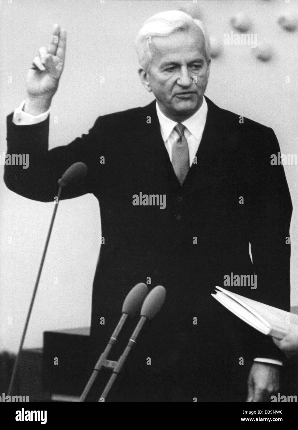 (Dpa file) - Richard von Weizsaecker prende il giuramento come Presidente della Repubblica federale di Germania nel parlamento di Bonn, 1 luglio 1984. Foto Stock