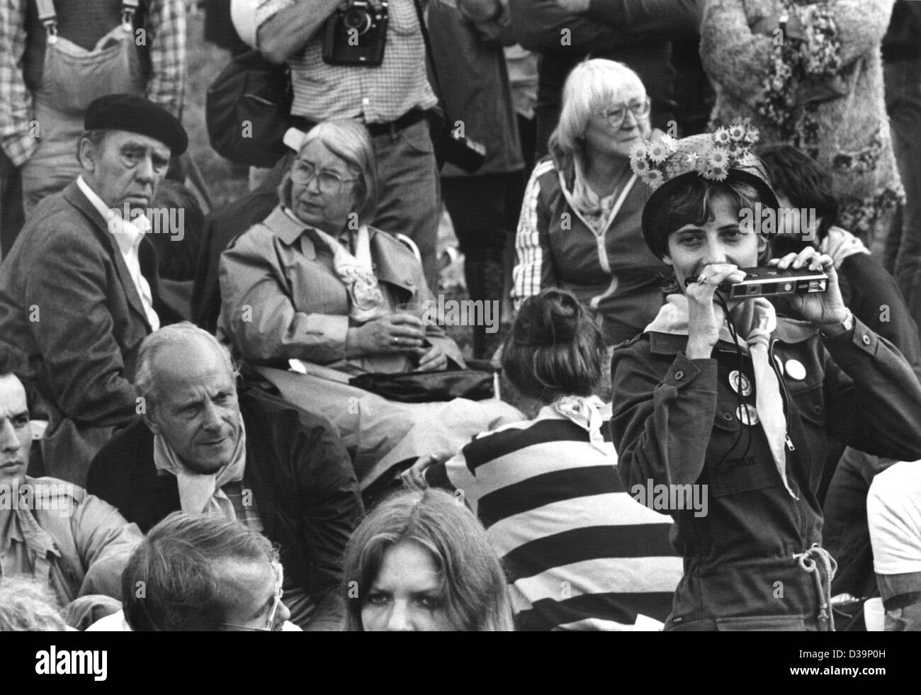 (Dpa file) - persone di sedersi di fronte a noi un deposito militare come essi partecipare ai tre giorni di "blocco di pace" in Mutlangen, Germania, nella foto 1 settembre 1983. Accanto a molte altre persone, anche tedesco autore e vincitore del Premio Nobel Heinrich Boell (L, indietro) e il Partito Verde tedesco membri di parlia Foto Stock