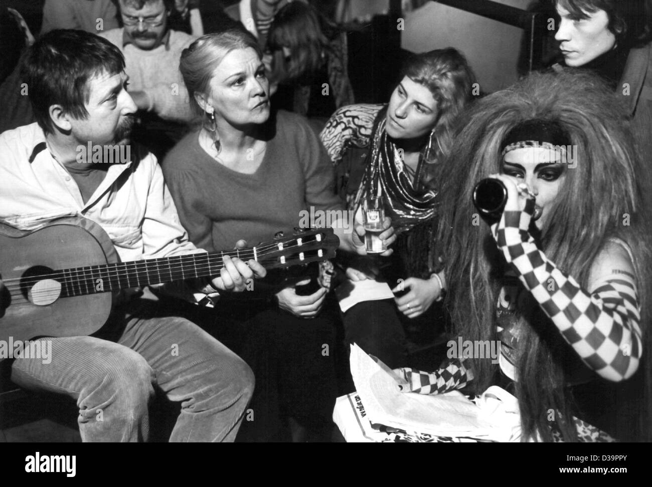 (Dpa file) - Il cantautore Wolf Biermann (L), l'attrice e cantante Eva-Maria Hagen (seconda a sinistra), la loro figlia, cantante Nina Hagen (seconda a destra) e Germania Est e dissidente human rigths attivista Ralf Hirsch (R) cantare durante una informazione e solidarietà evento in Amburgo, Germania Ovest, 9 febbraio 1988 Foto Stock