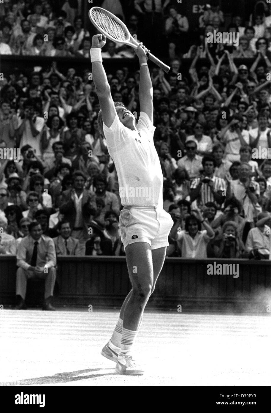 (Dpa file) - tedesco giocatore di tennis Boris Becker jubilates dopo aver vinto la partita finale a Wimbledon, 7 luglio 1985. I 17 anni di età giovane è il primo tedesco nonché il più giovane in assoluto a vincere la mens finali. Foto Stock