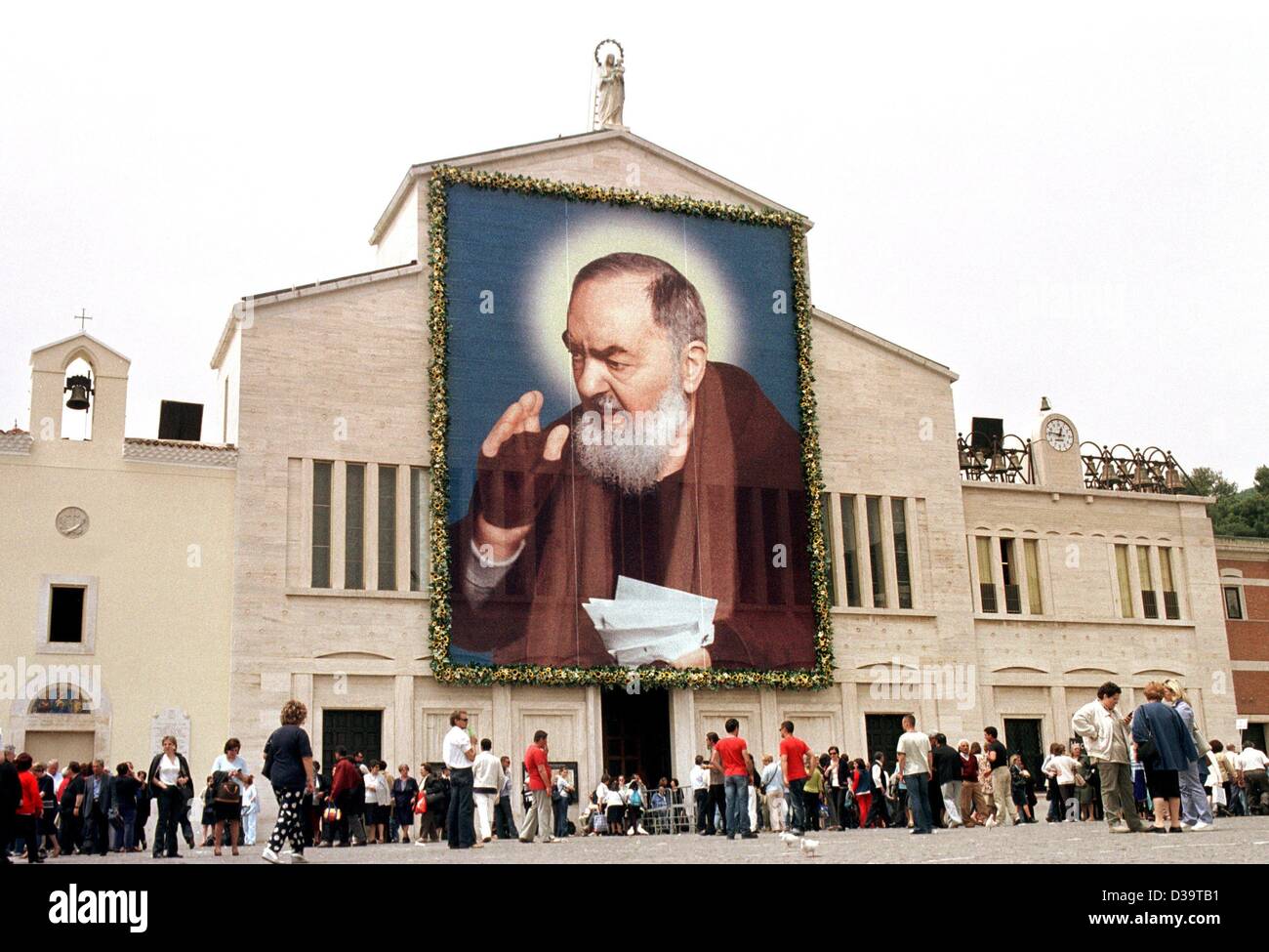 La Chiesa di San Giovanni Rotondo, il convento di Padre Pio, è decorata con un sovradimensionare il ritratto del Padre, che si trova nella provincia di Puglia, nel sud Italia, 20 maggio 2002. Foto Stock