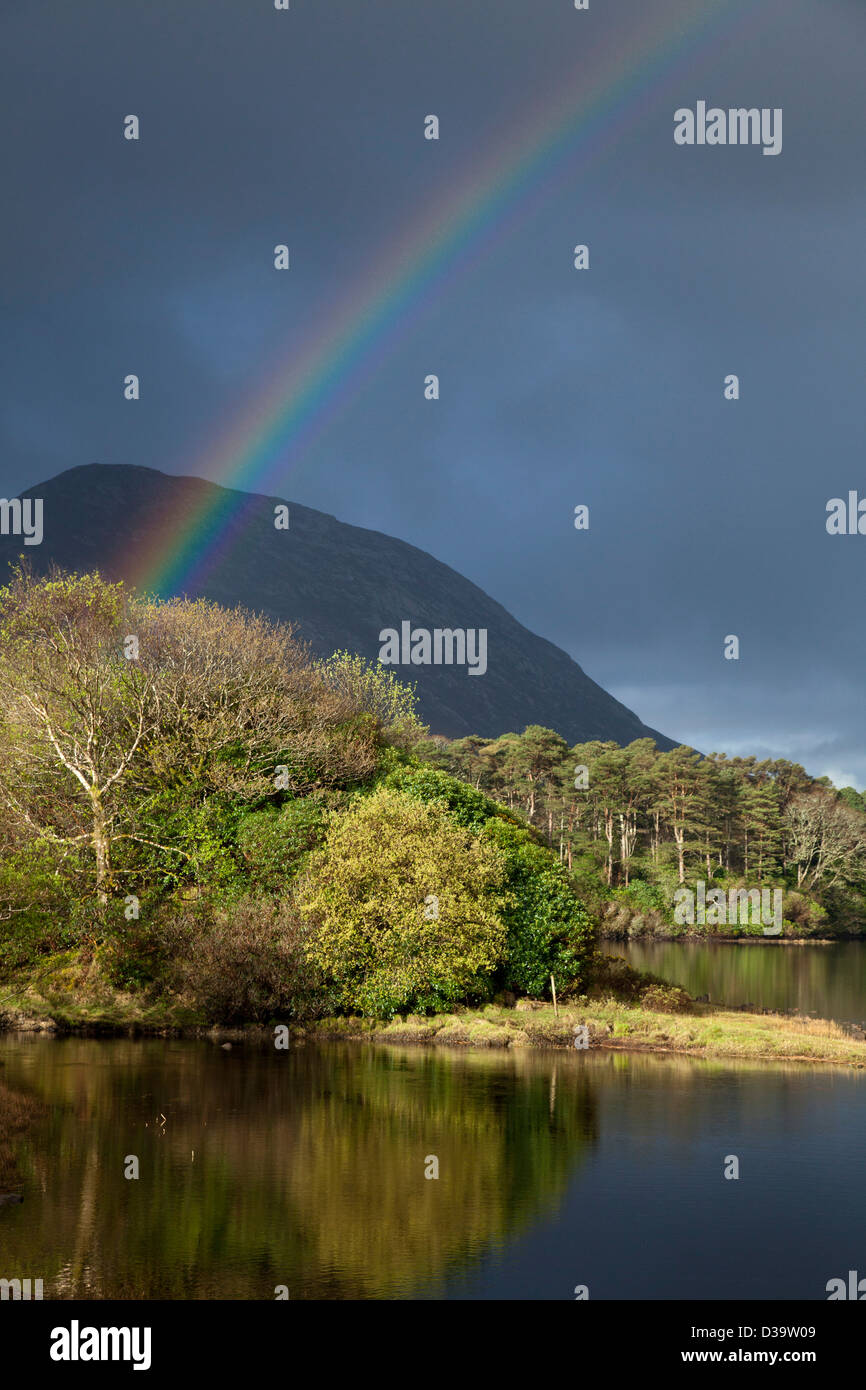 Rainbow su Kylemore Lough, con dodici Bens montagne dietro. Connemara, nella contea di Galway, Irlanda. Foto Stock