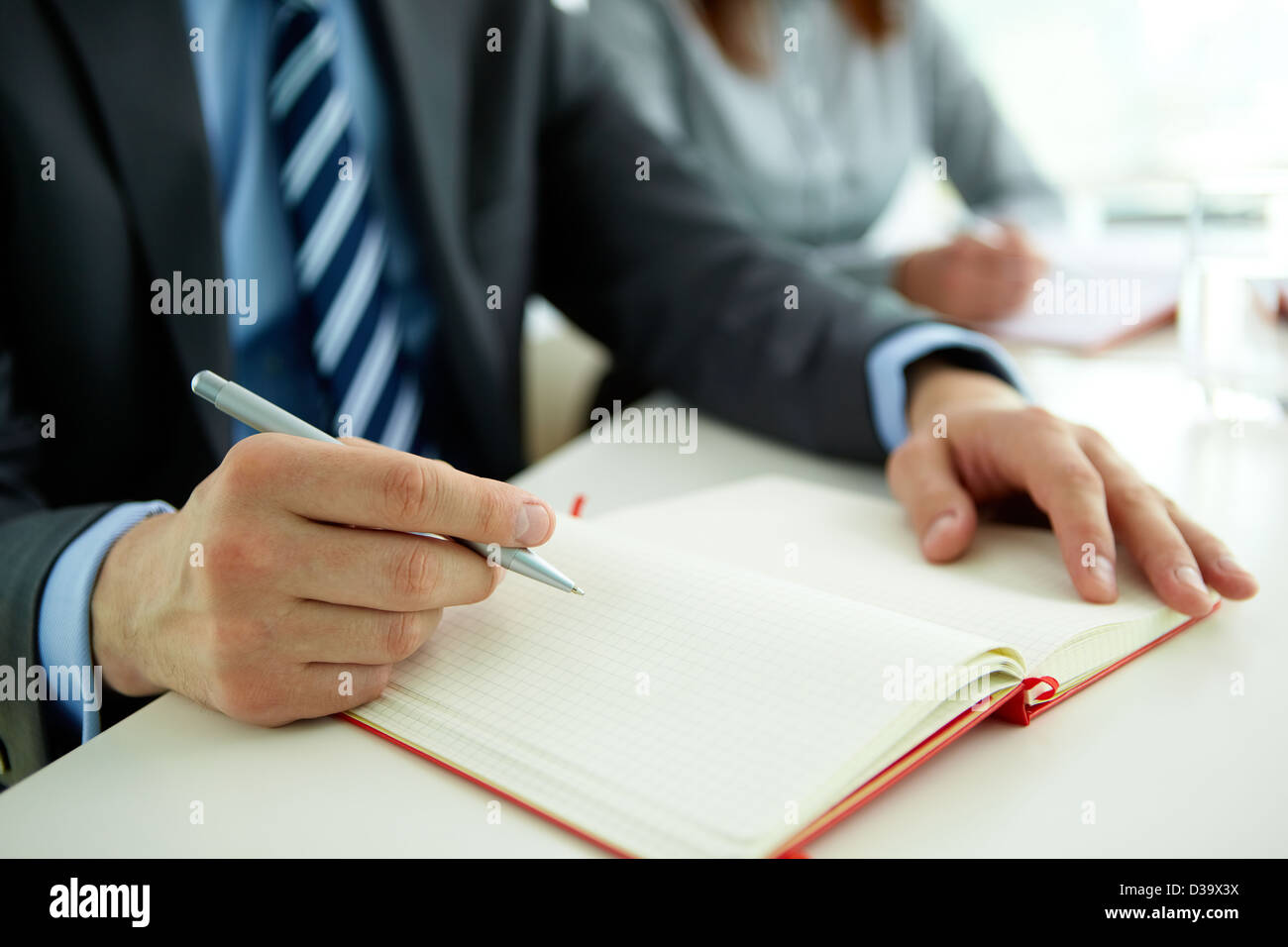 Immagine del lato maschio con la penna sul notebook aperto al seminario o lezione Foto Stock