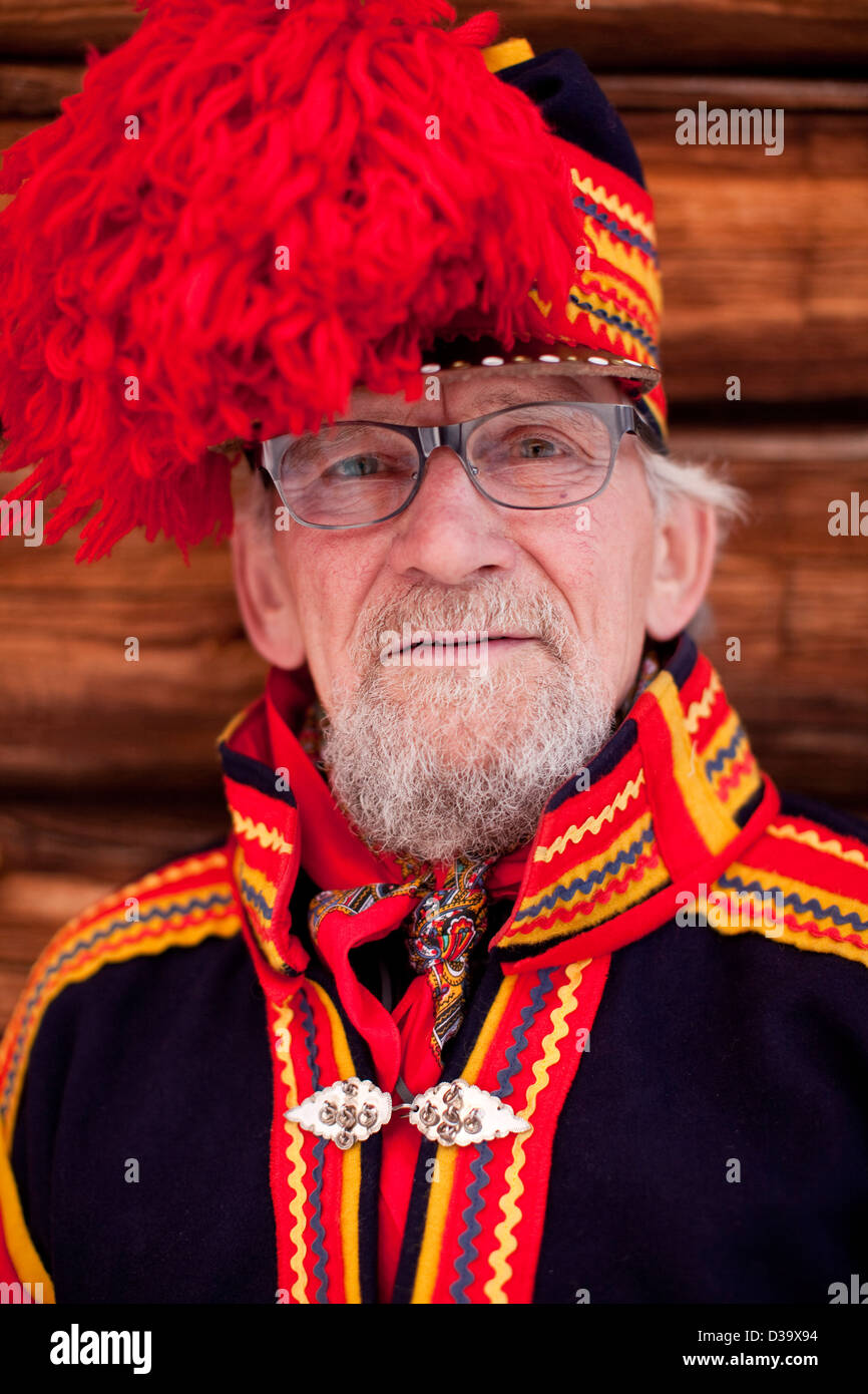 Ritratto di uomo che indossa il costume tradizionale, Lapponia Foto Stock