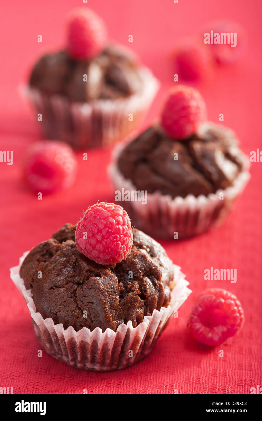 Muffin al cioccolato con lampone Foto Stock