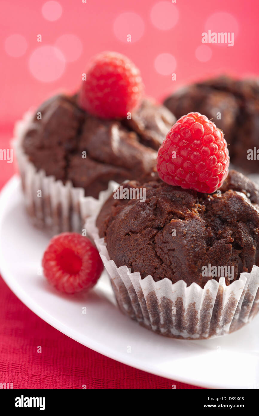 Muffin al cioccolato con lampone Foto Stock