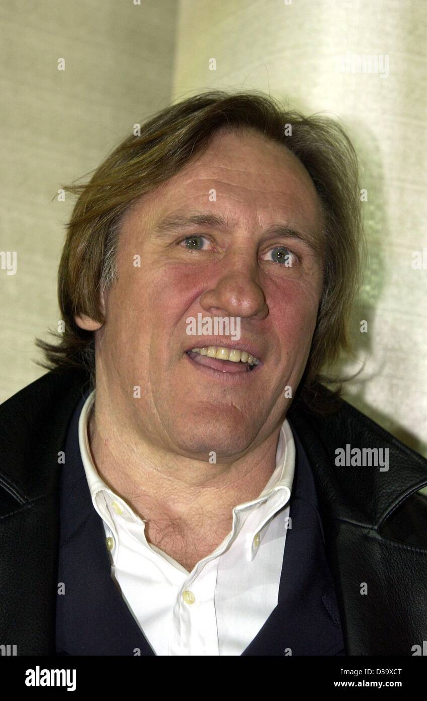 (Dpa) - attore francese Gerard Depardieu presso il tedesco della prima notte lo screening del suo nuovo film "Asterix & Obelix - Missione Cleopatra' ad Amburgo, 1.3.2002. Il 53-anno-vecchio Depardieu che stelle nuovamente come Obelix detto i due di loro hanno molto in comune: entrambi amano mangiare, amare le persone e di amore per giocare con loro. Foto Stock