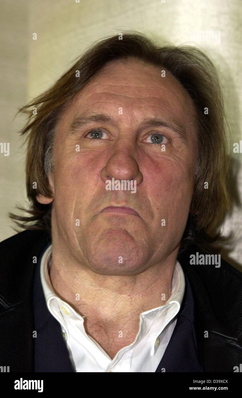 (Dpa) - attore francese Gerard Depardieu presso il tedesco della prima notte lo screening del suo nuovo film "Asterix & Obelix - Missione Cleopatra' ad Amburgo, 1.3.2002. Il 53-anno-vecchio Depardieu che stelle nuovamente come Obelix detto i due di loro hanno molto in comune: entrambi amano mangiare, amare le persone e di amore per giocare con loro. Foto Stock