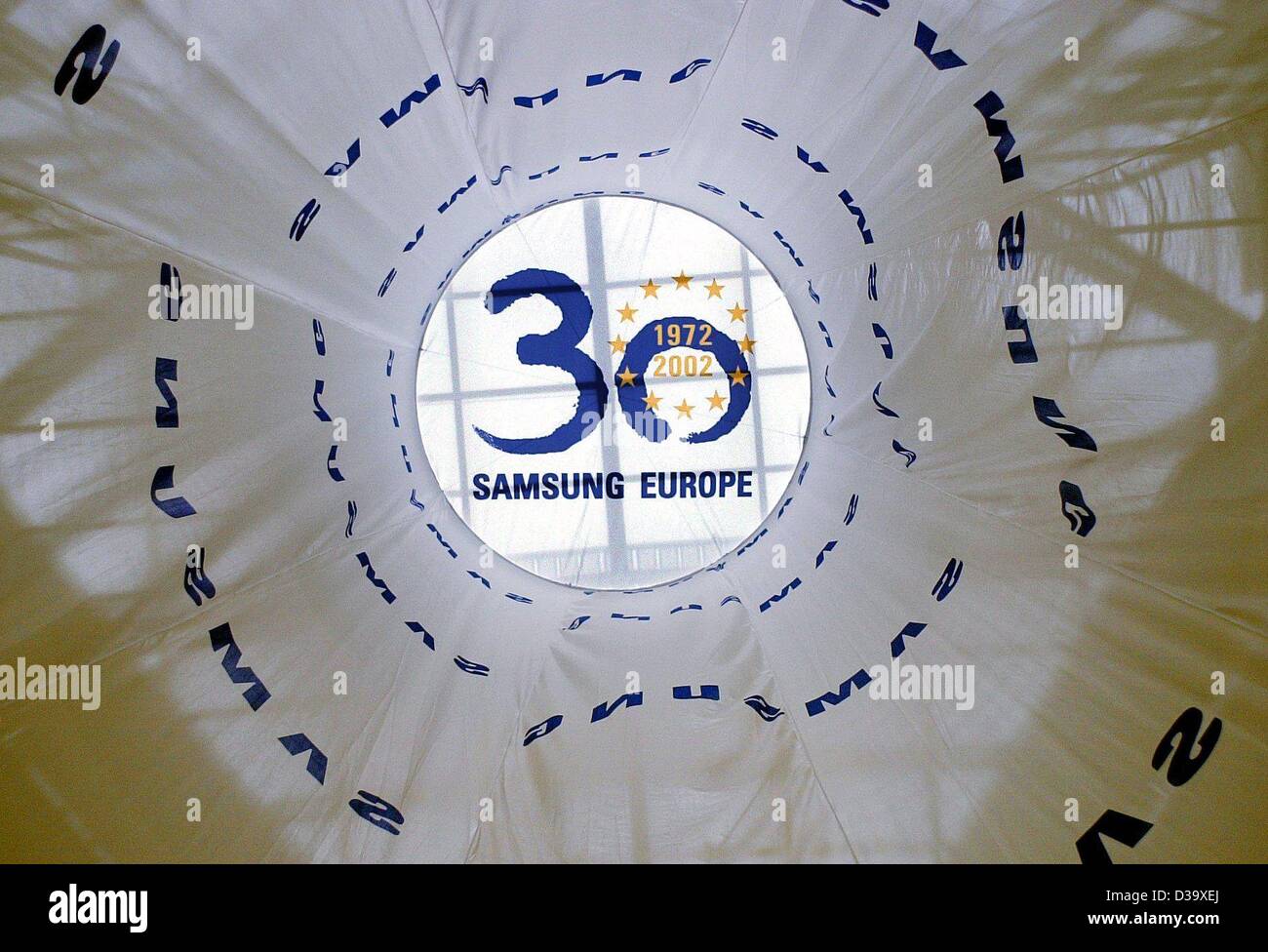 (Dpa) - Un Samsung-banner formando un tubo in Schwalbach, Germania, 17 dicembre 2002. La prima controllate europee di Samsung sono stati aperti 30 anni fa ad Amburgo e a Londra. La hightech-corporation lo scorso anno ha aumentato il suo mercato globale-valore del 22 percento. Samsung è il mondo del quinto compan Foto Stock